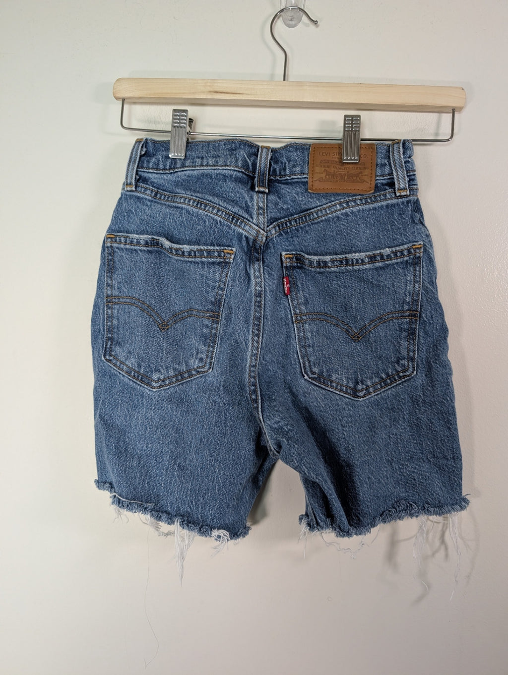 Levi's cutoffs - SZ 24