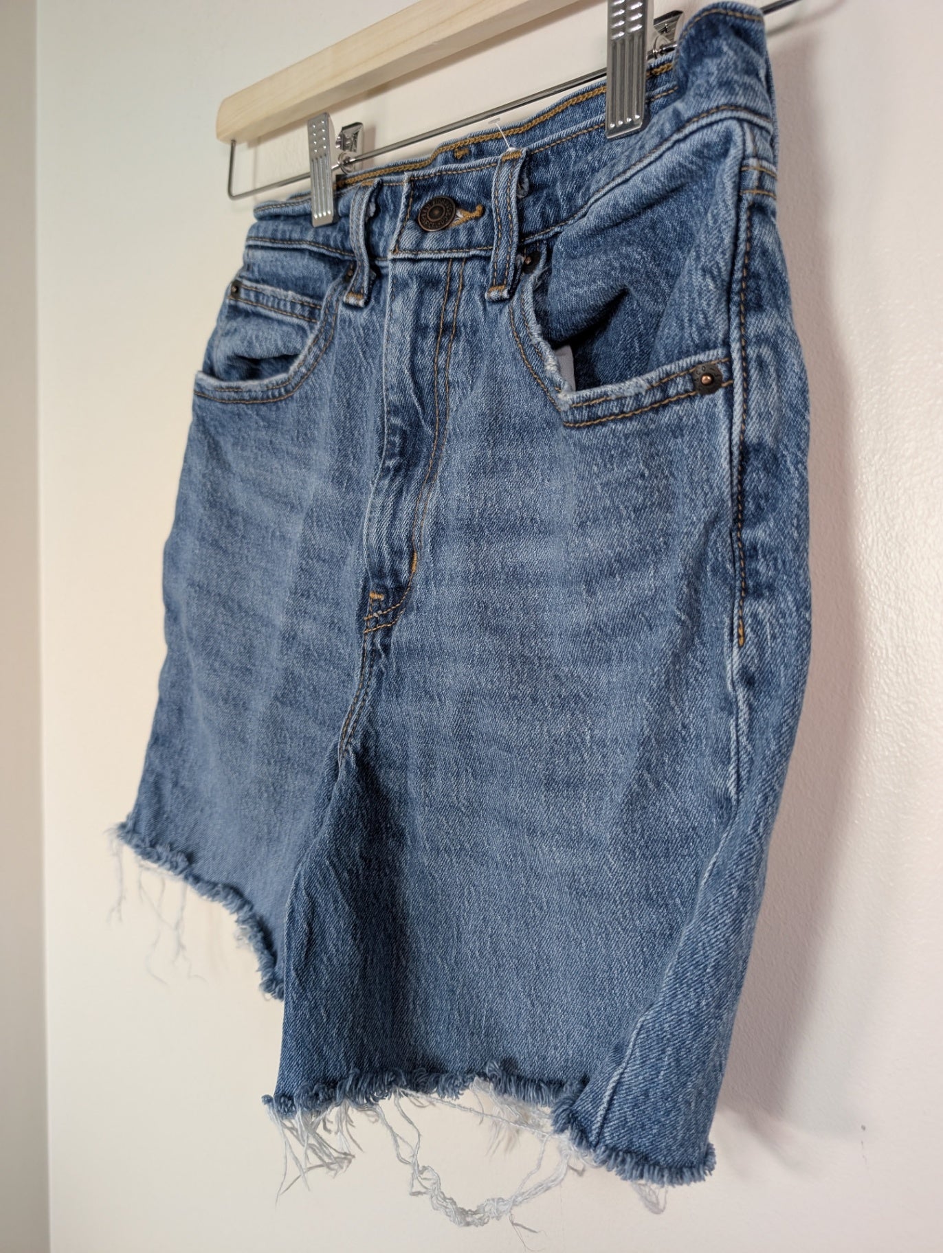 Levi's cutoffs - SZ 24