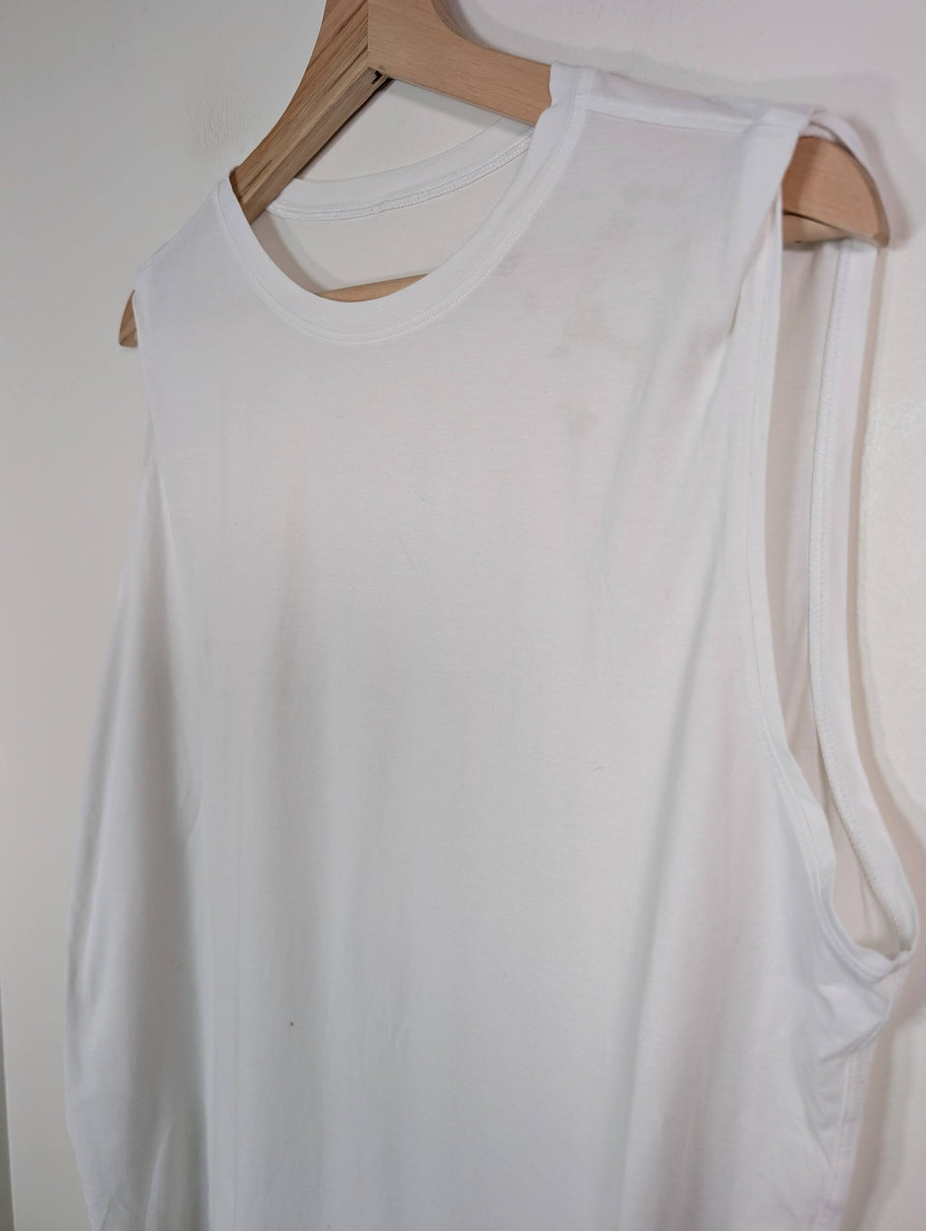 Lululemon white tank - appears 6/8