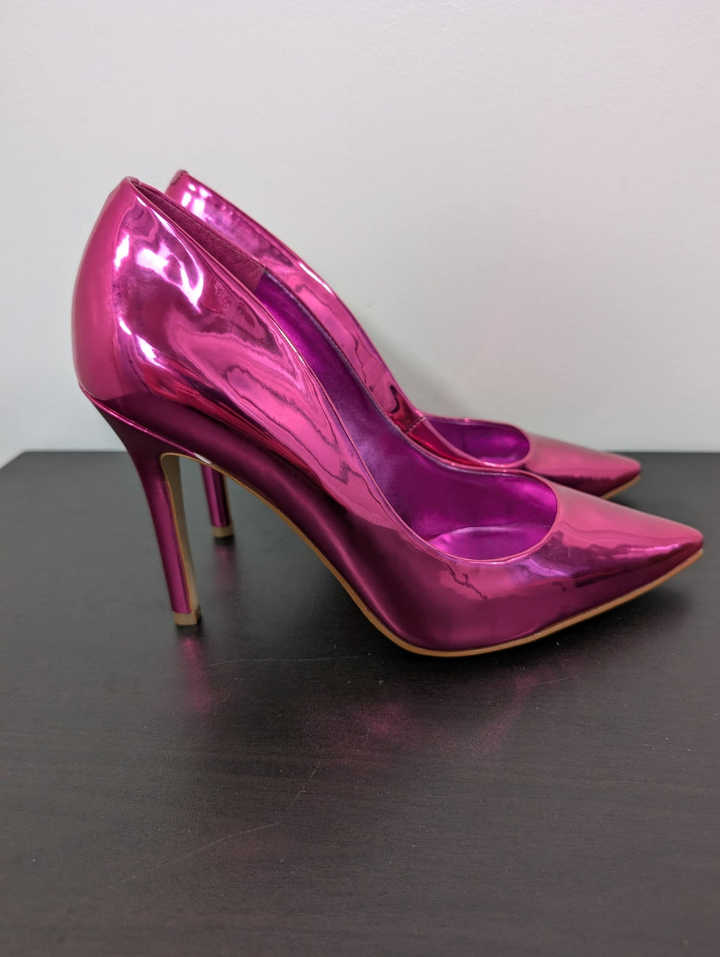 Guess metallic fuchsia pumps - SZ 9
