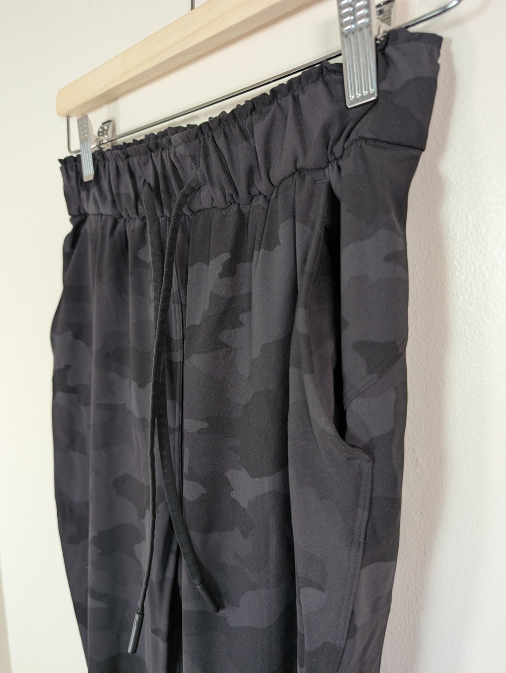 Lululemon camo joggers - 4