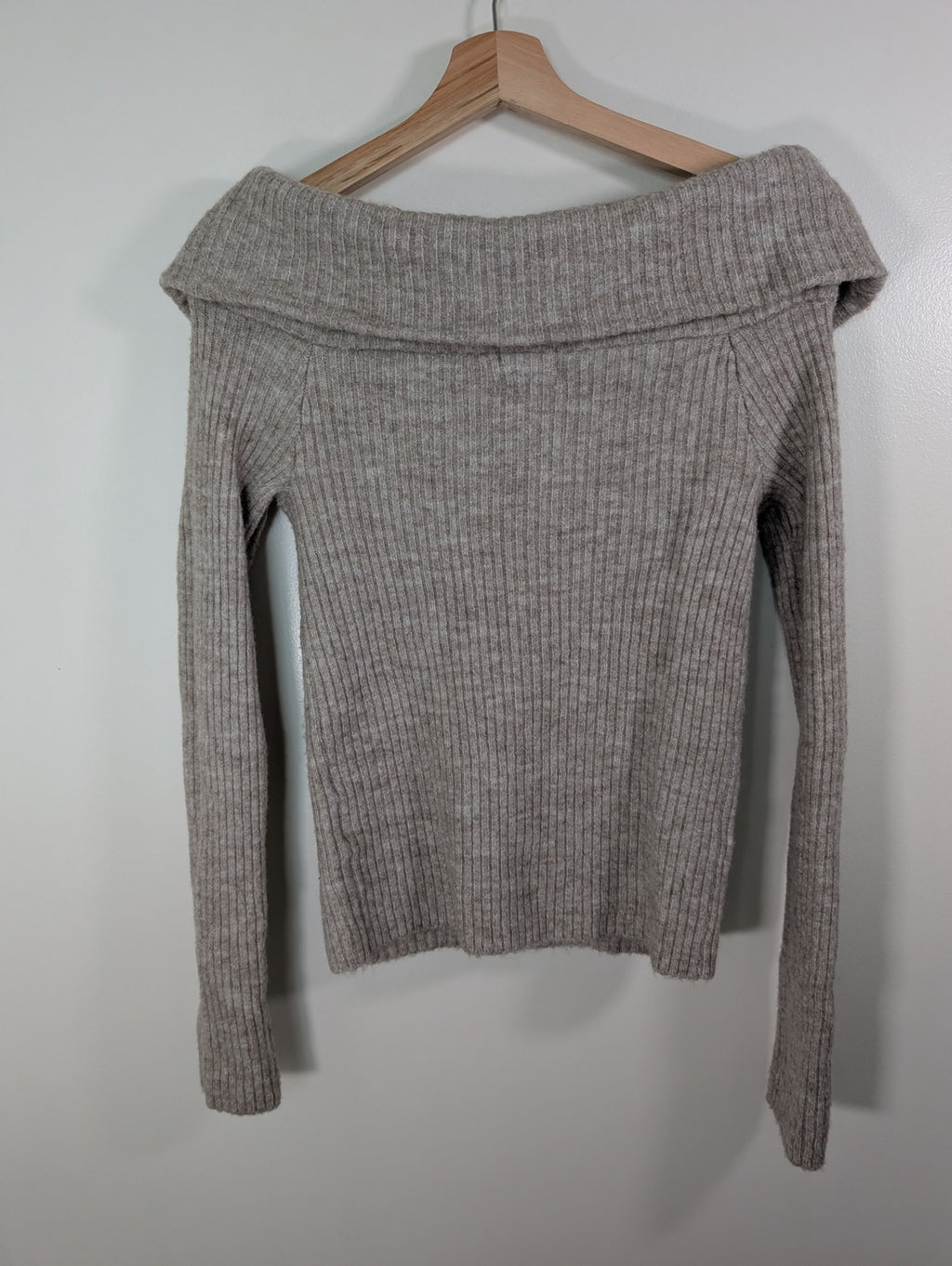 H&M off-the-shoulder sweater - S