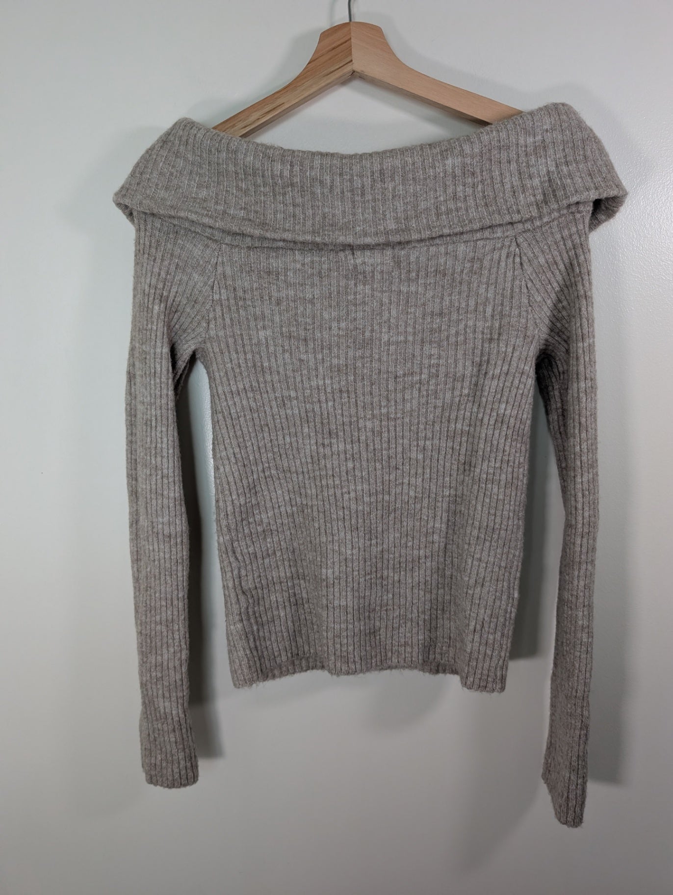 H&M off-the-shoulder sweater - S