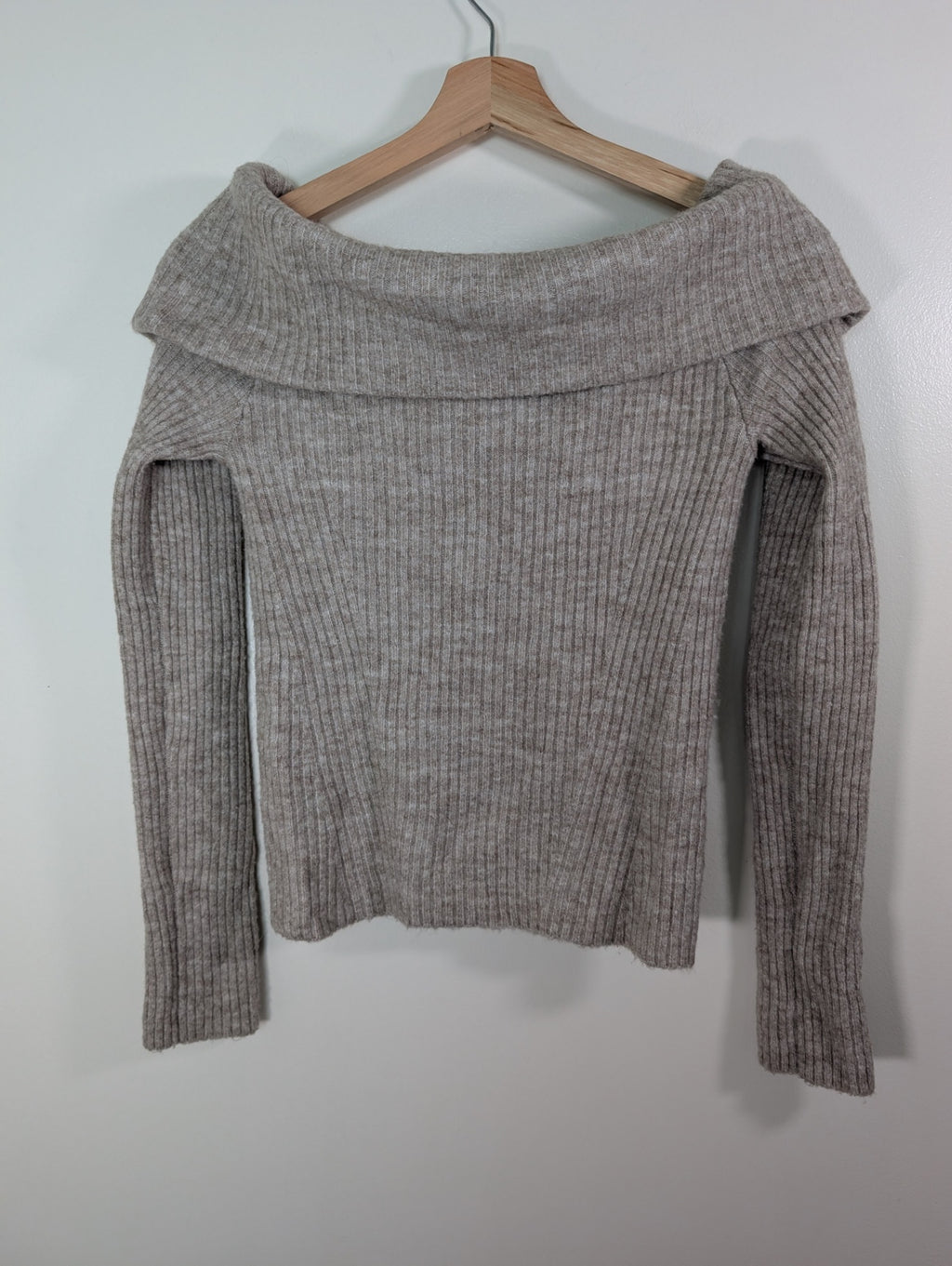 H&M off-the-shoulder sweater - S