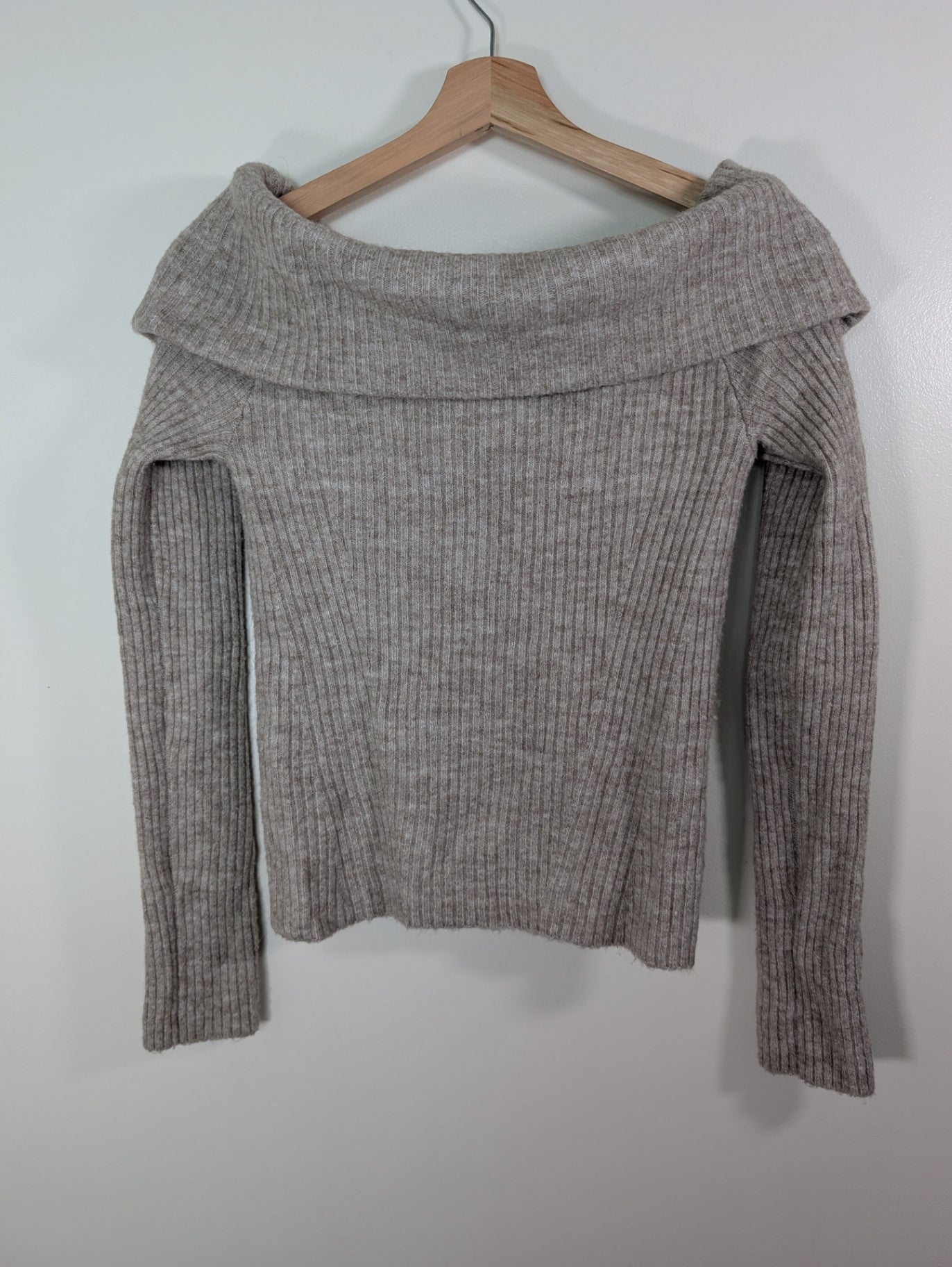 H&M off-the-shoulder sweater - S