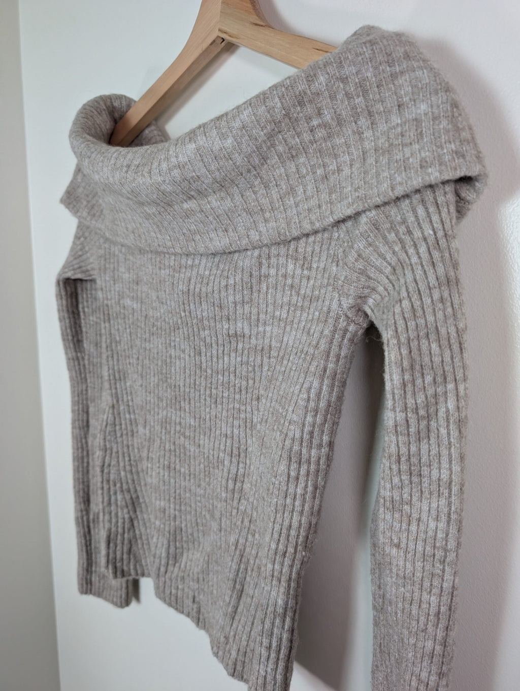 H&M off-the-shoulder sweater - S