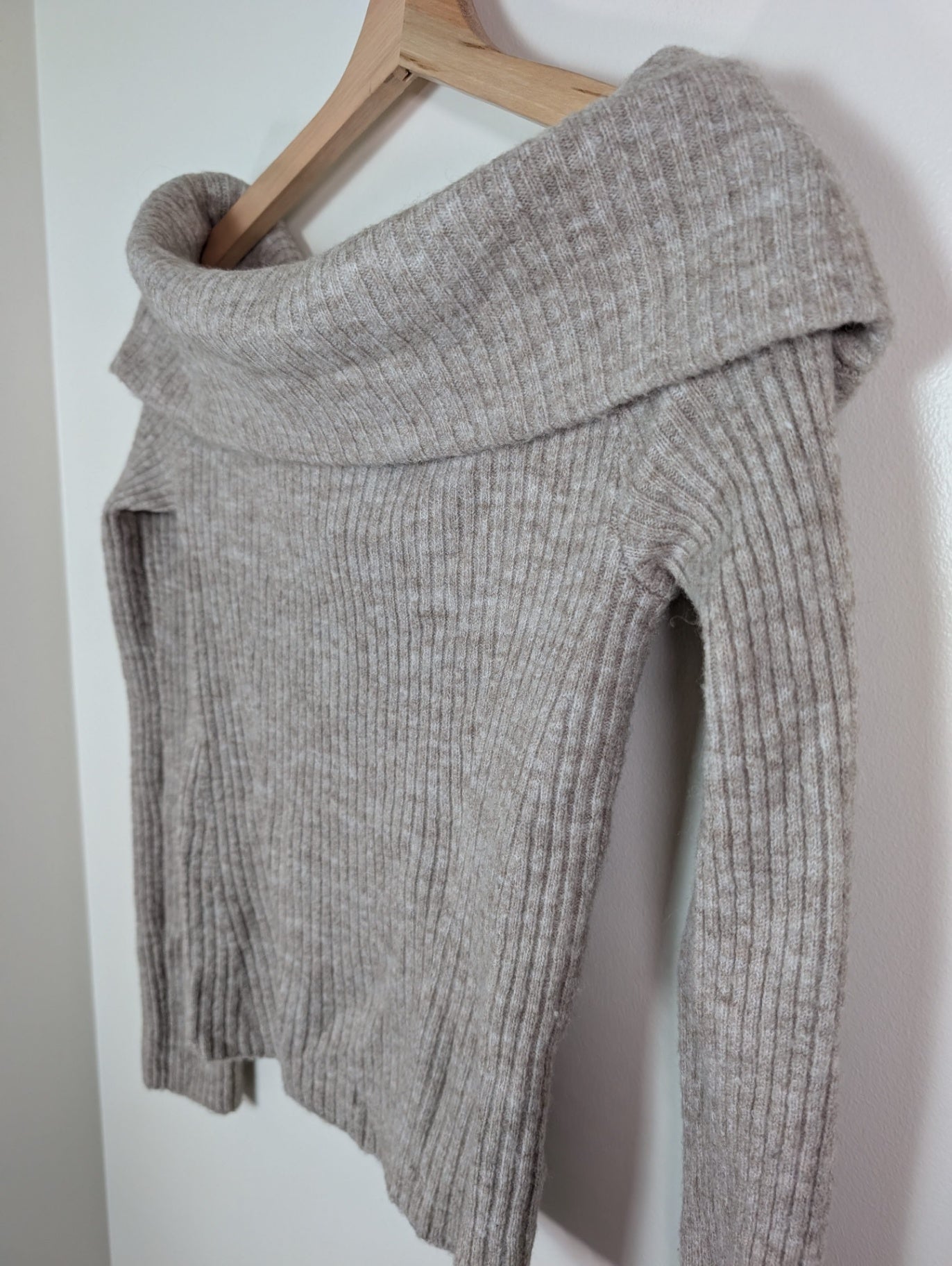 H&M off-the-shoulder sweater - S
