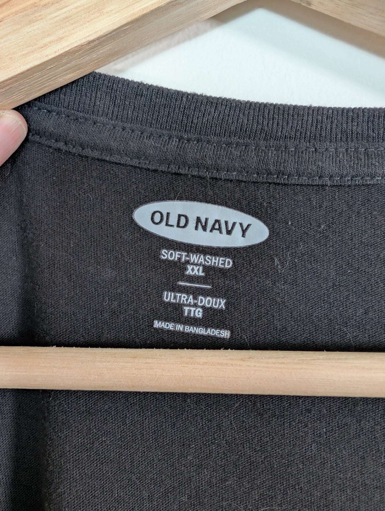 Old Navy black v-neck tee - XXL
