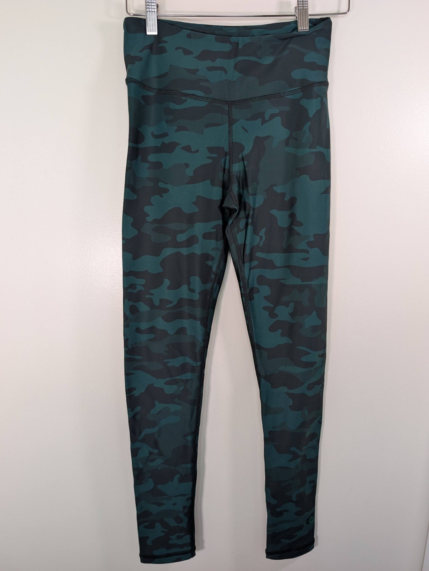 Silver Icing green camo leggings - M