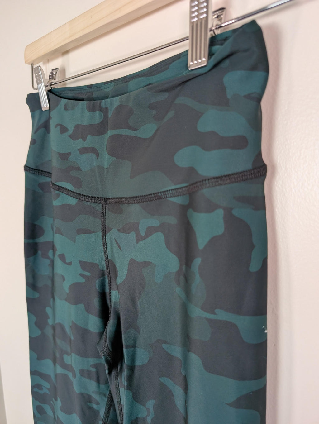 Silver Icing green camo leggings - M