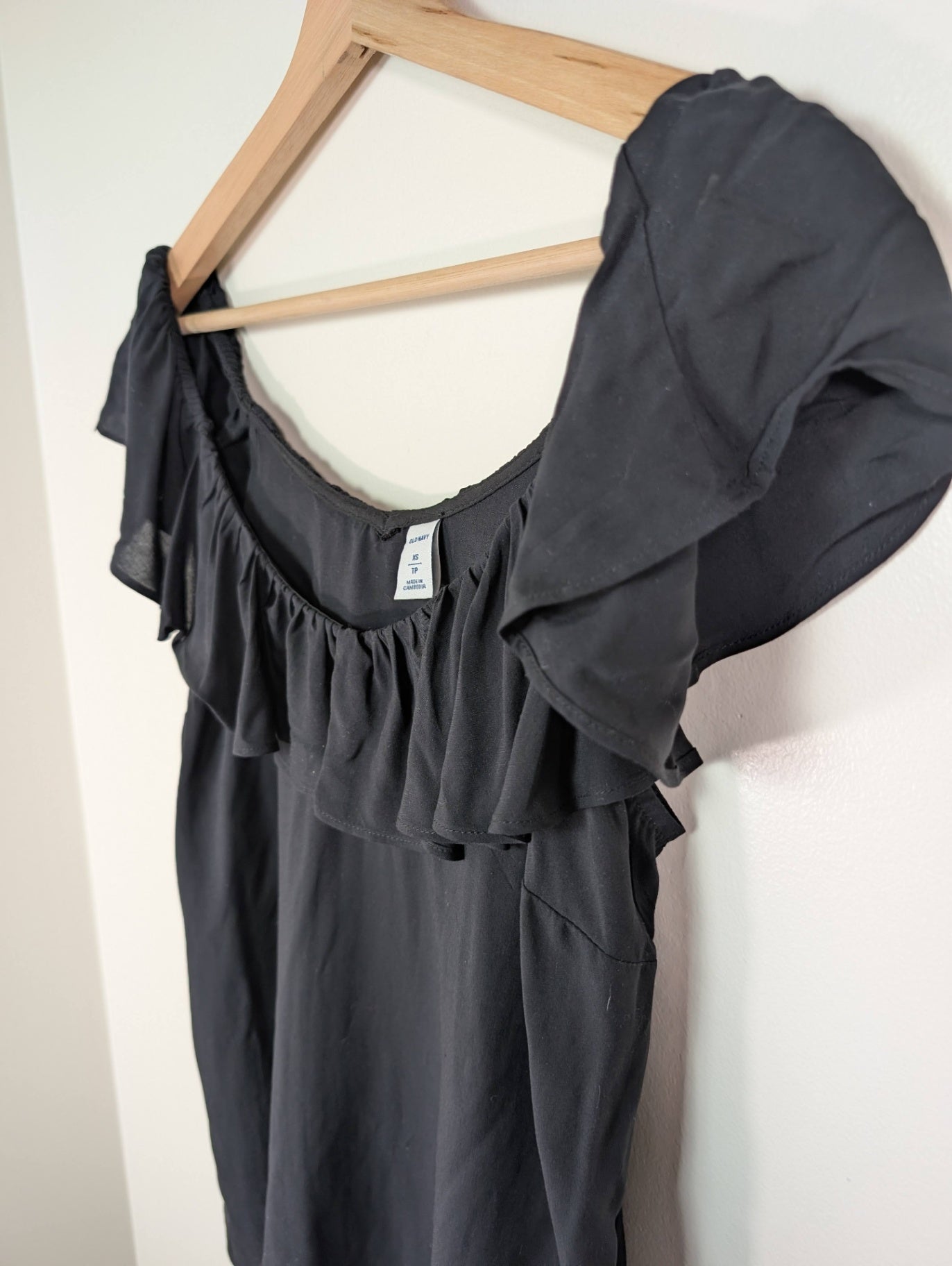 Old Navy black off shoulder blouse - XS