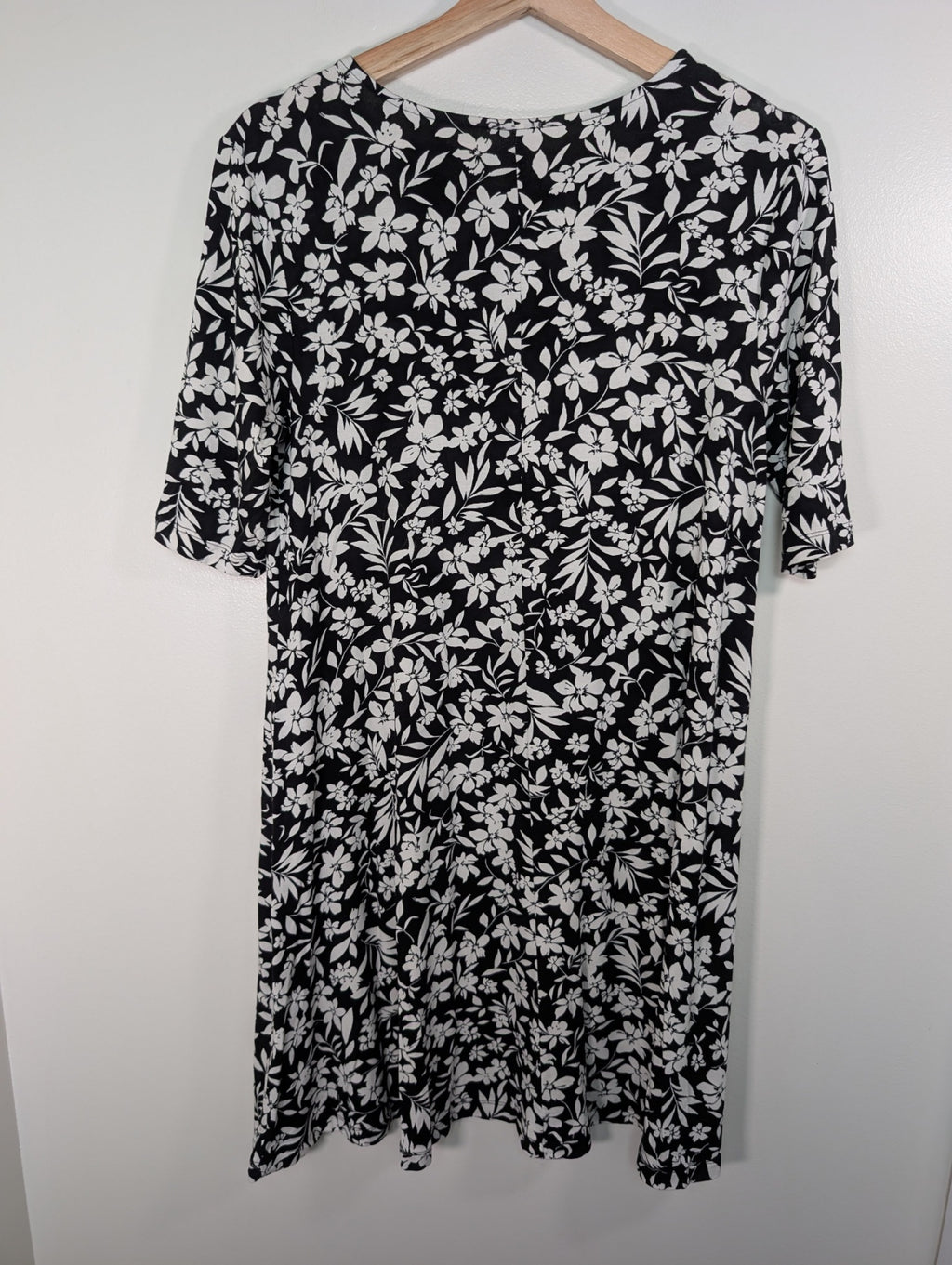 Old Navy black floral dress - M