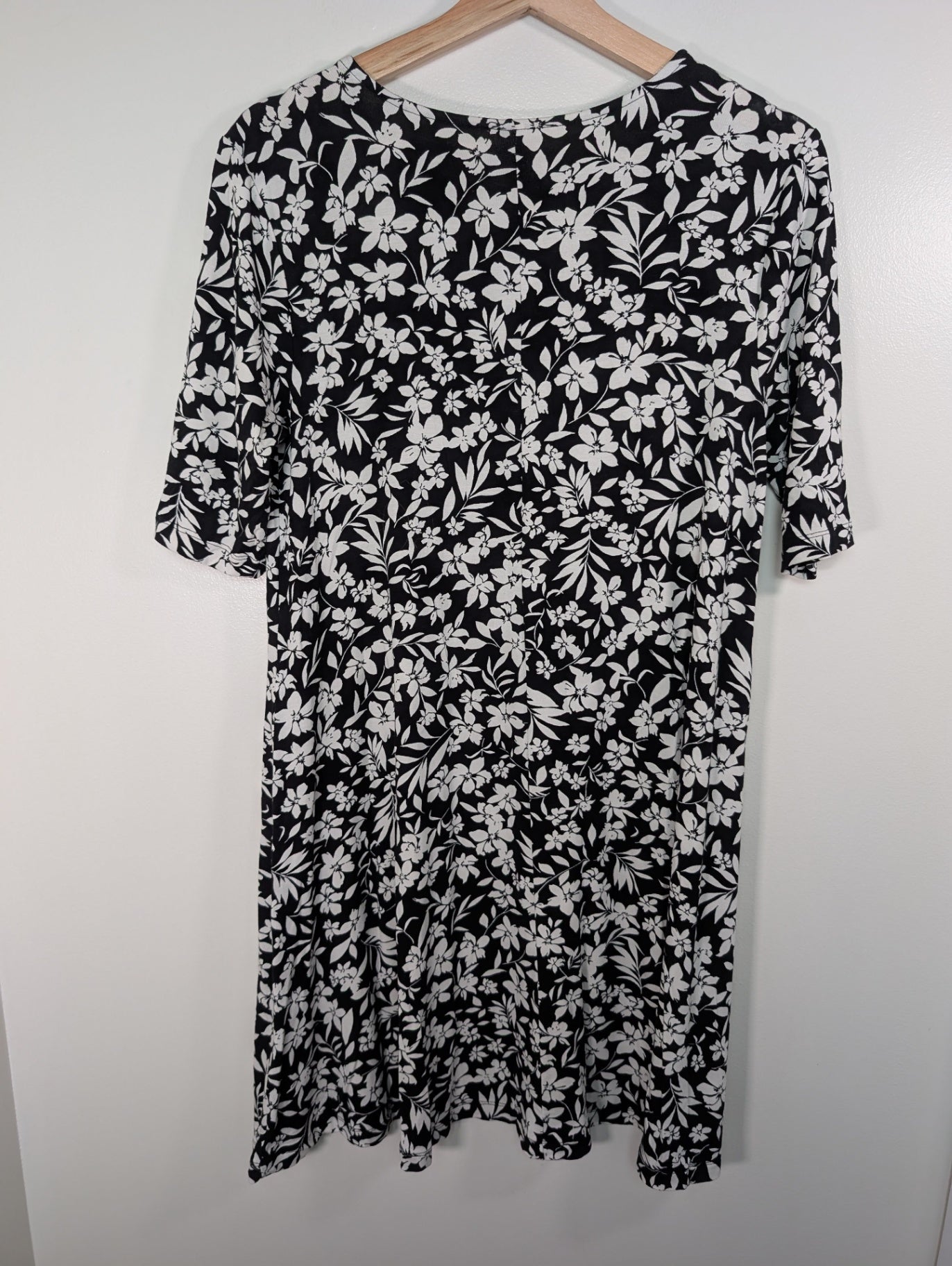 Old Navy black floral dress - M