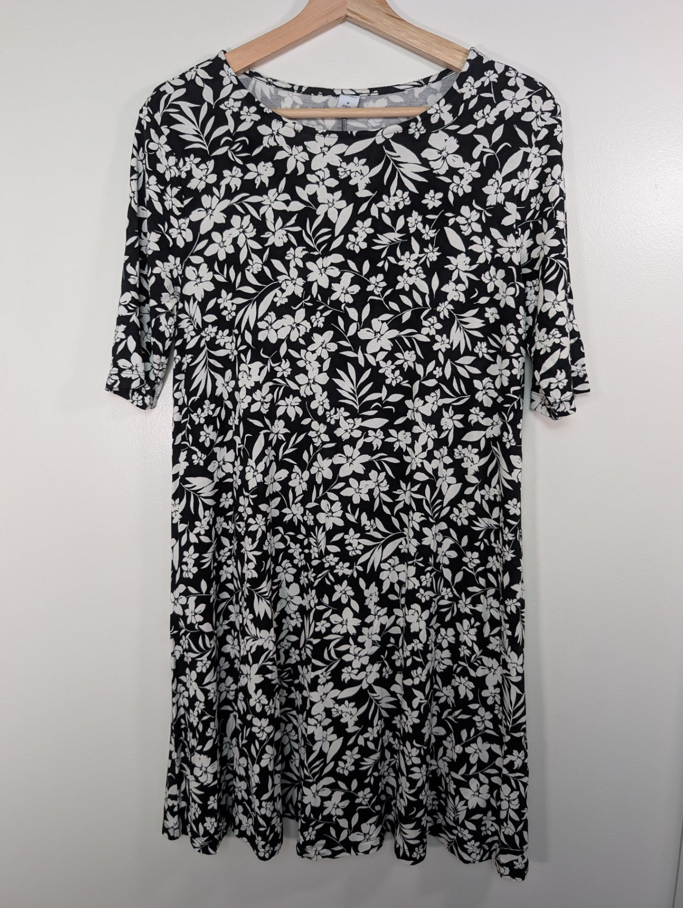 Old Navy black floral dress - M