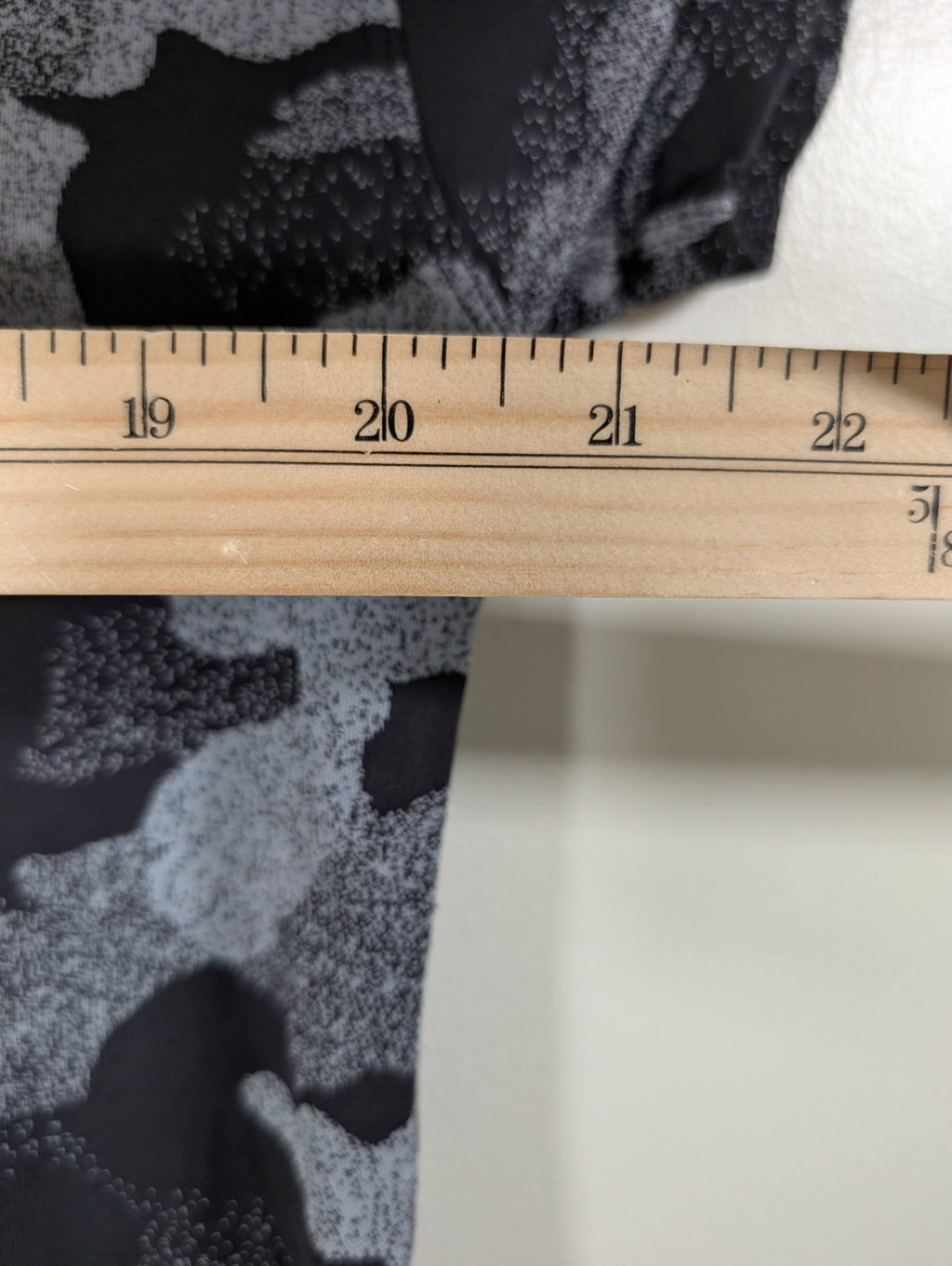 Lululemon cates t-shirt camo - Appears M