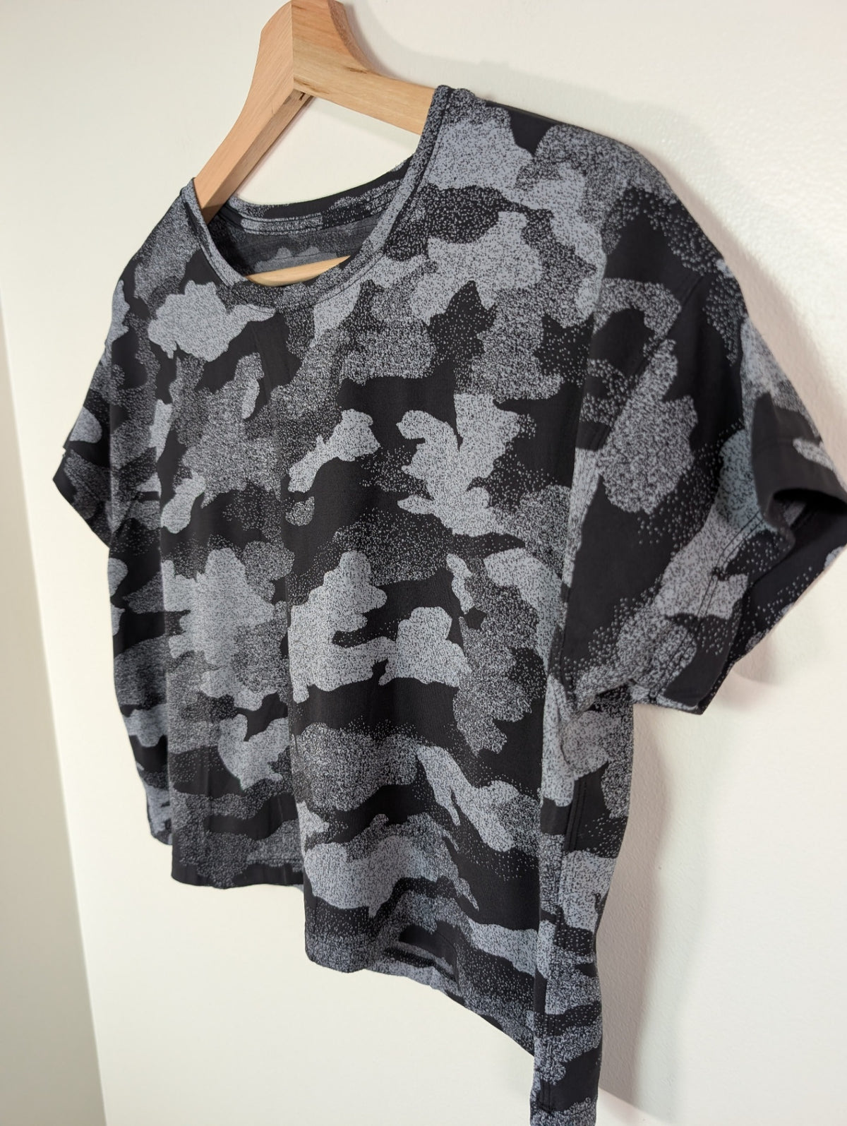 Lululemon cates t-shirt camo - Appears M