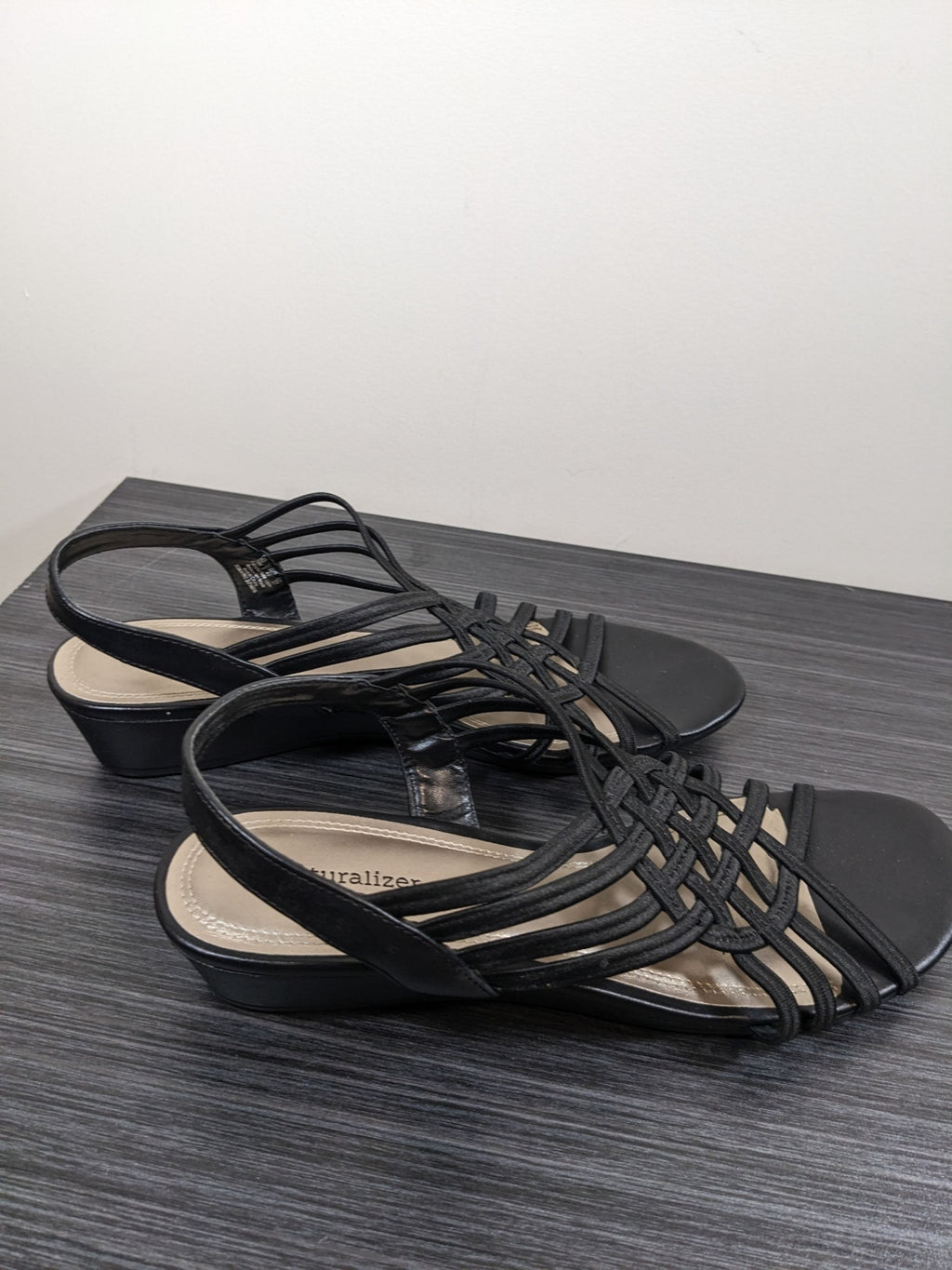 naturalizer black strappy sandals - sz 8