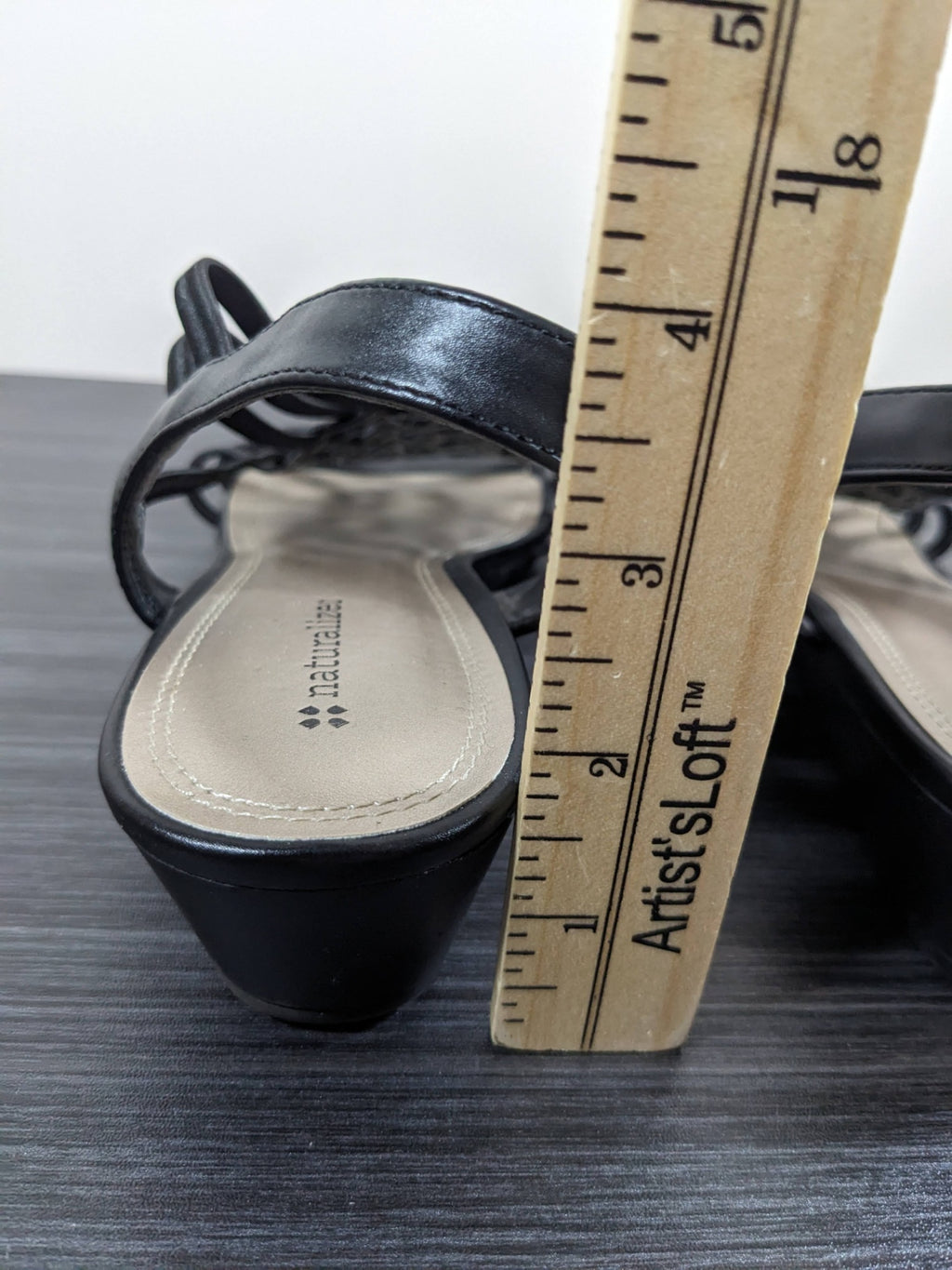 naturalizer black strappy sandals - sz 8
