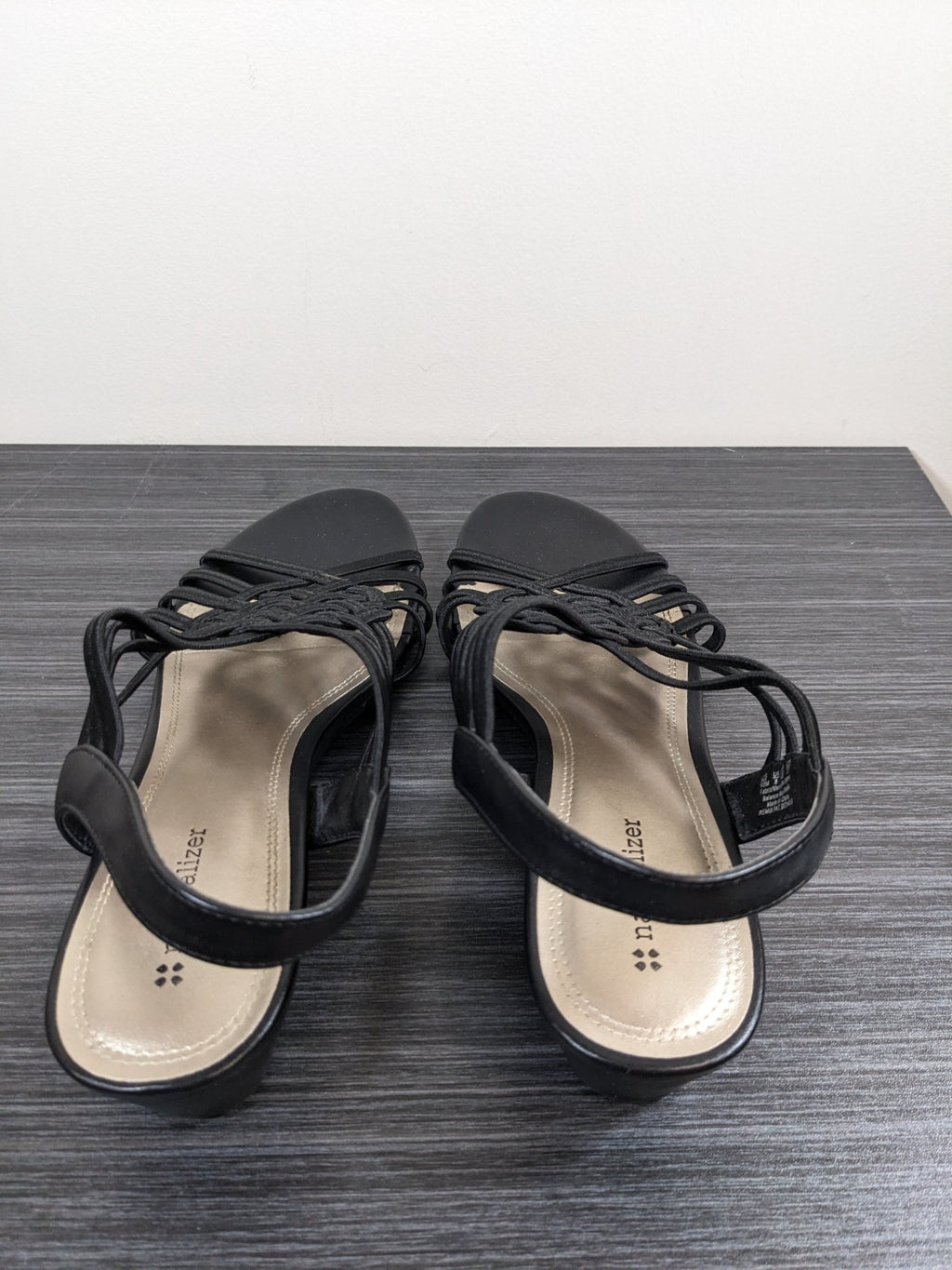 naturalizer black strappy sandals - sz 8