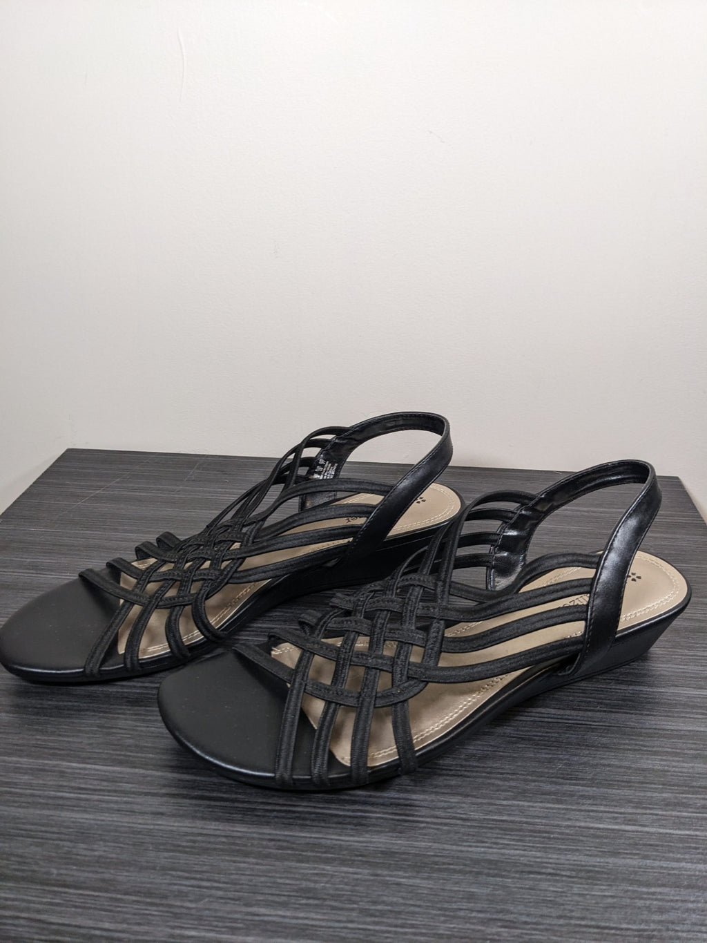 naturalizer black strappy sandals - sz 8