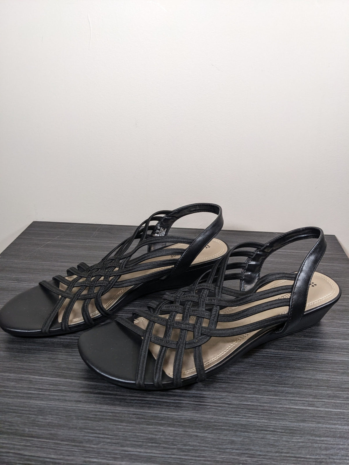 naturalizer black strappy sandals - sz 8