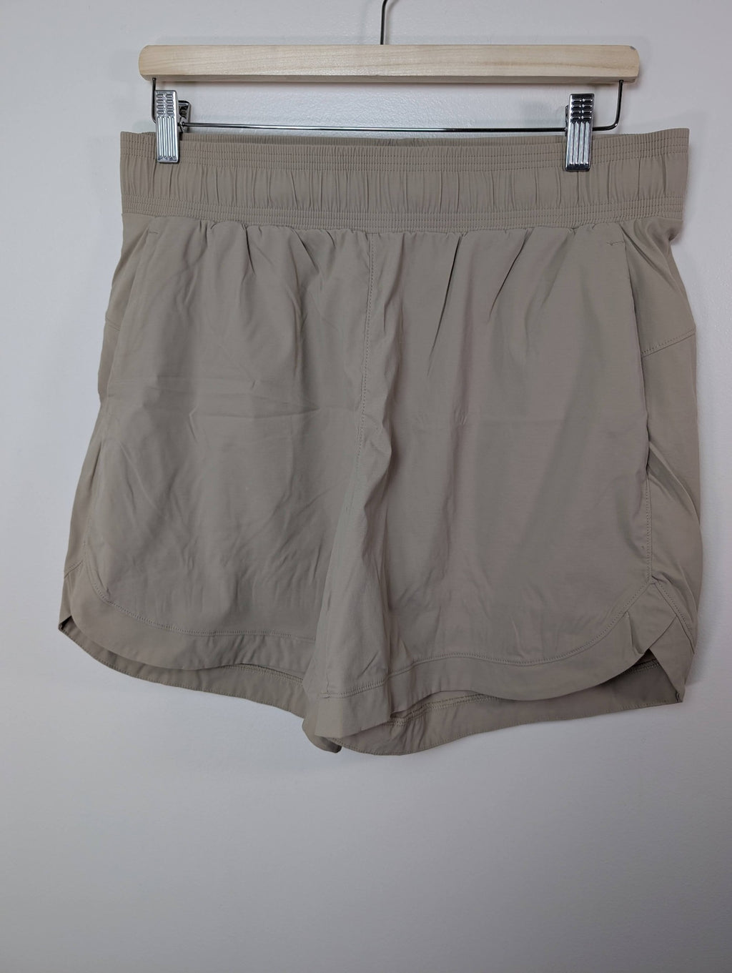 Tuff Athletics beige shorts - L