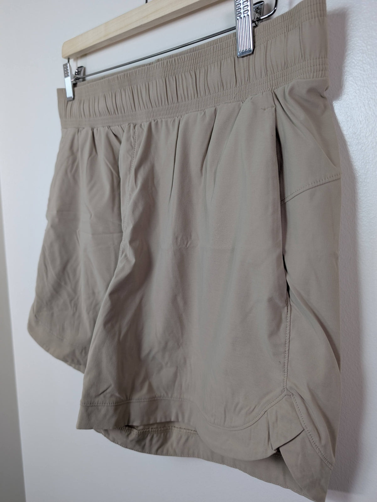 Tuff Athletics beige shorts - L