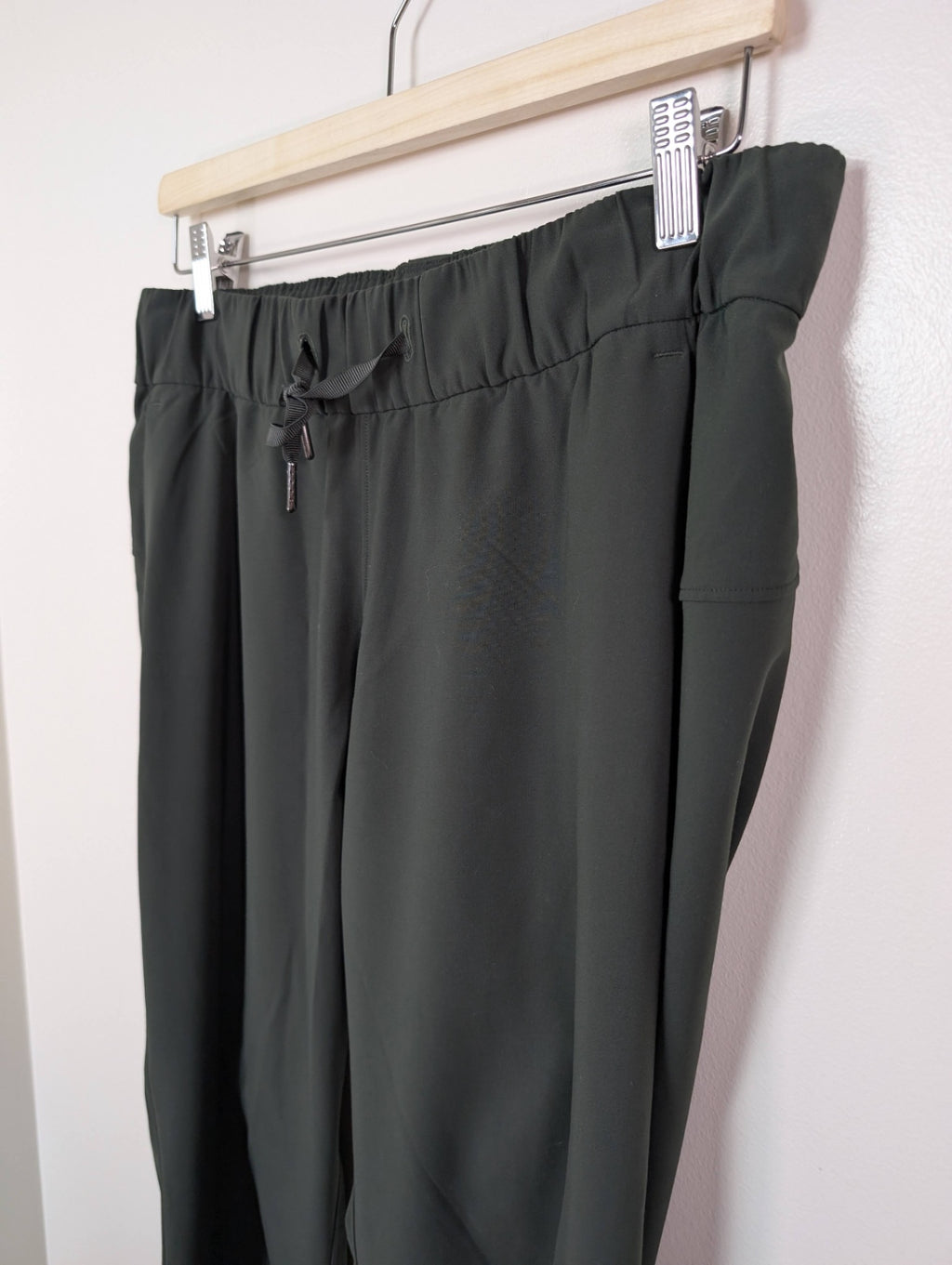 Lululemon green on the fly pant - 6