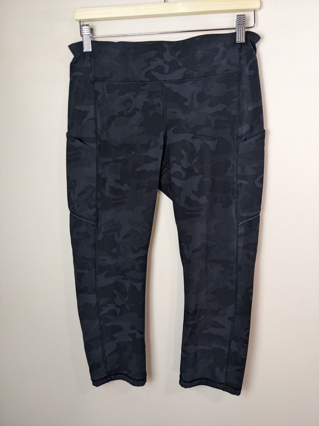 Lululemon Black Camo Capris - sz 10
