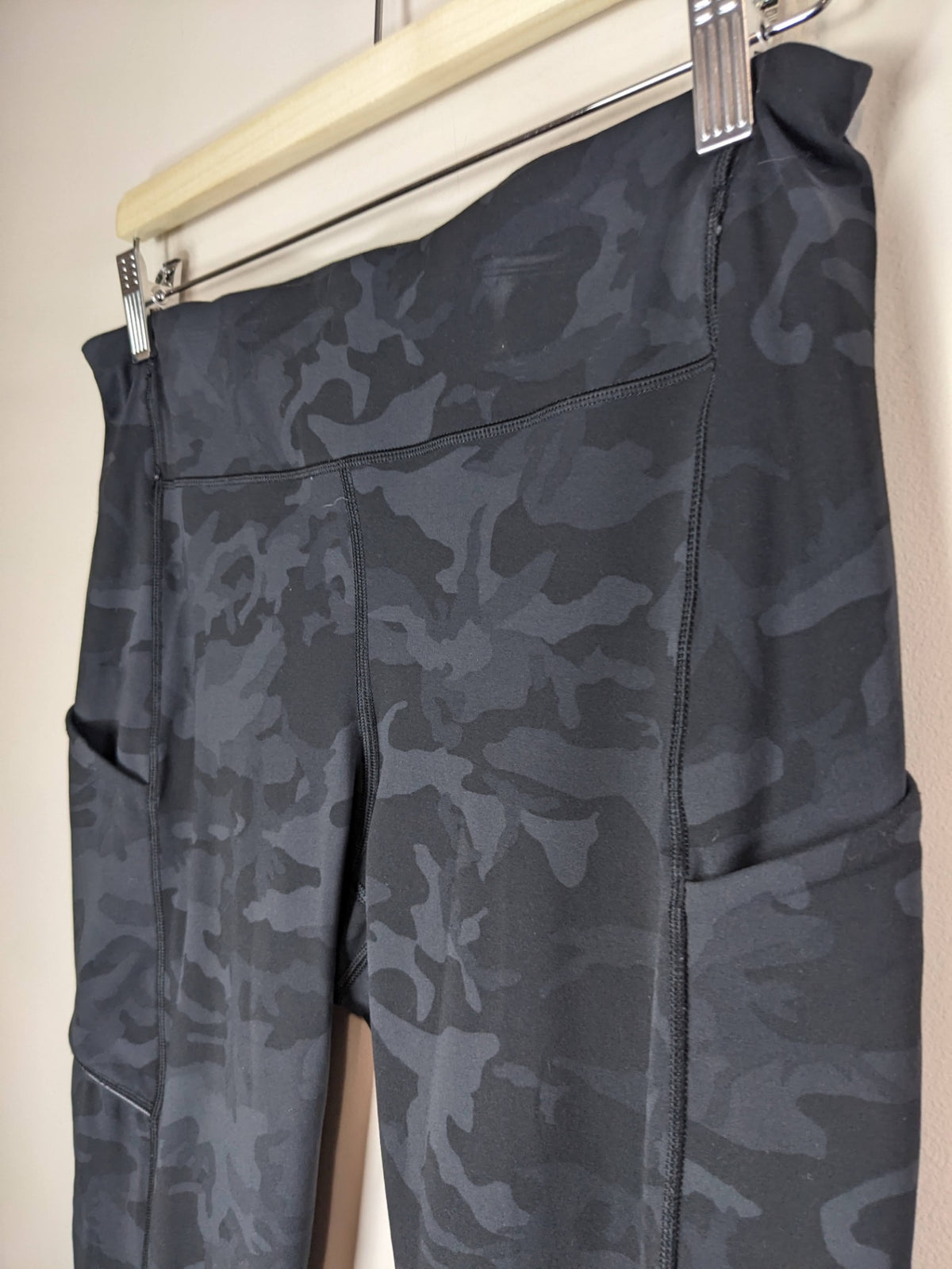 Lululemon Black Camo Capris - sz 10