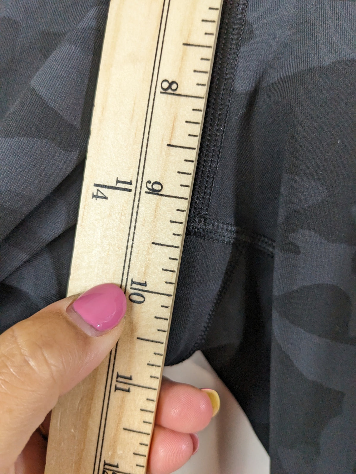 Lululemon Black Camo Capris - sz 10