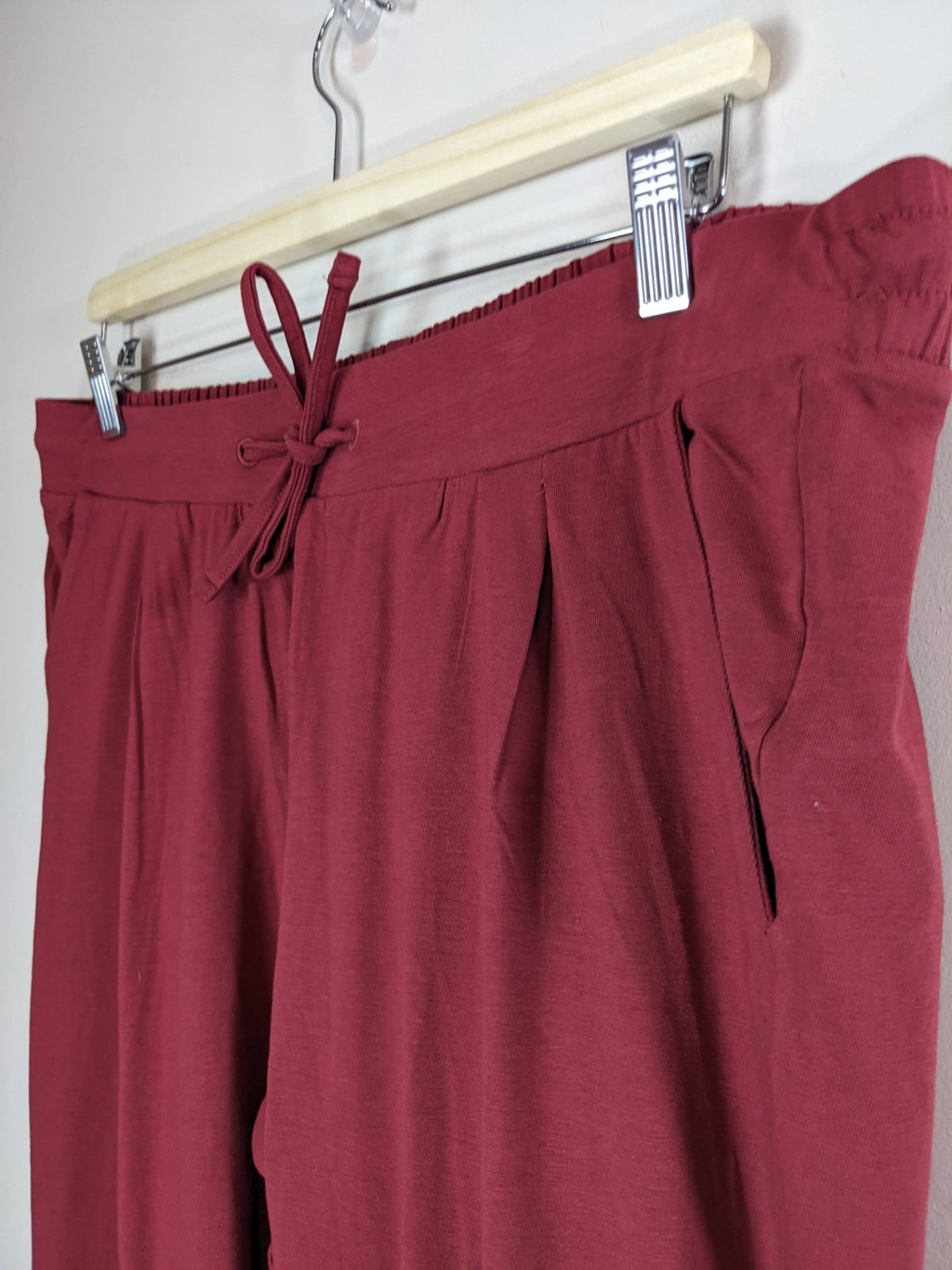 b.young burgundy jogger capris - XL
