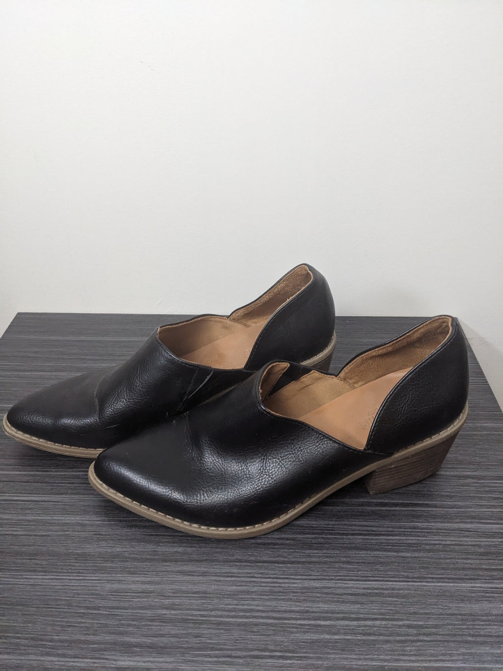 Cushionaire Black Heeled Side Cut Out Shoes - sz 10
