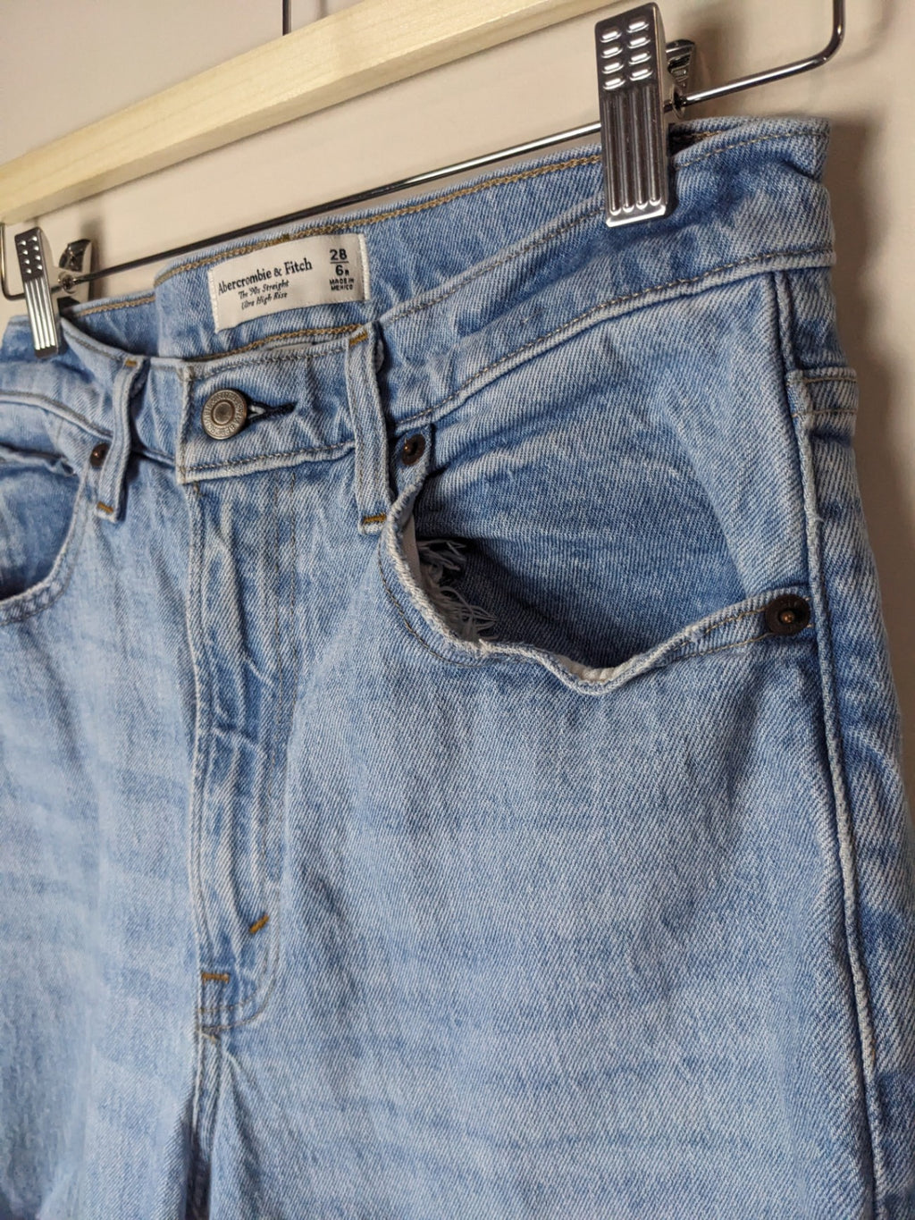 Abercrombie & Fitch Distressed 90's Straight Jeans - 28