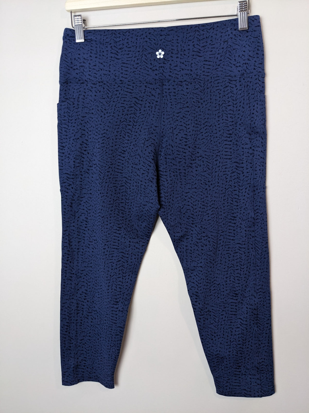 TUFF ATHLETICS Navy Patterned Capris - L