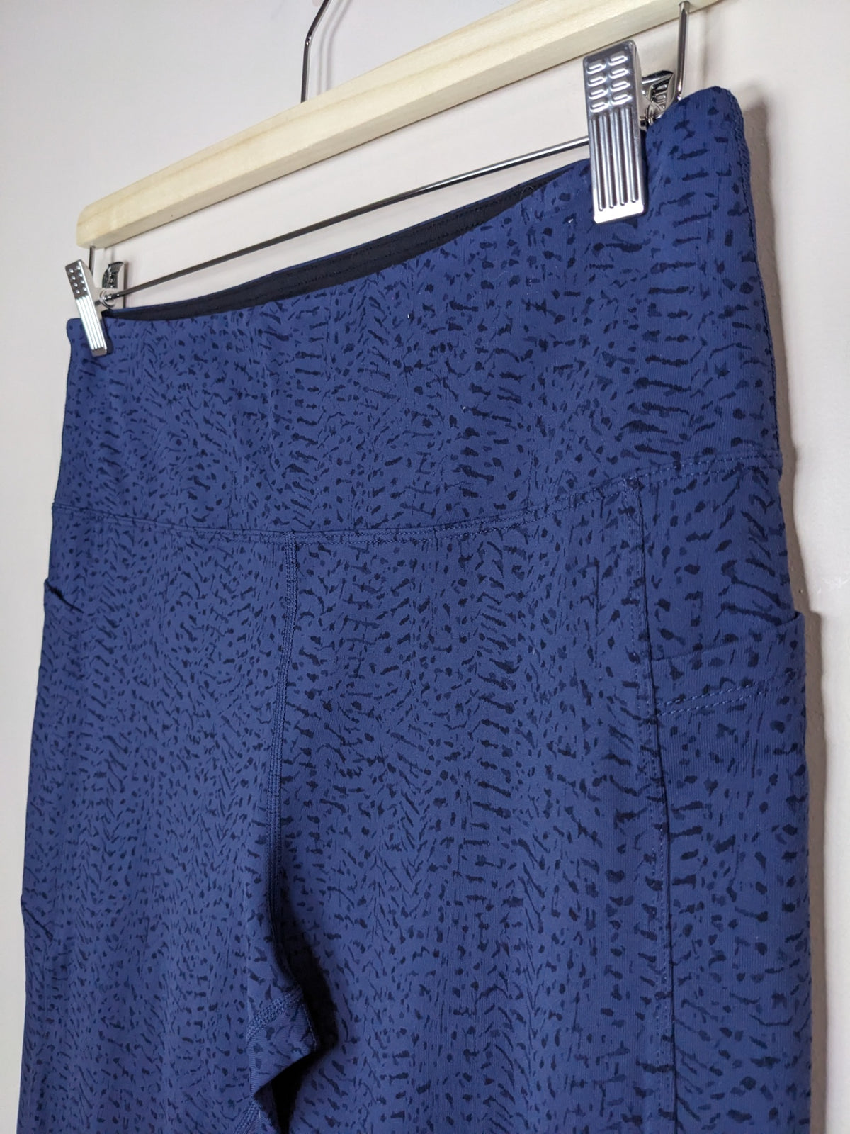 TUFF ATHLETICS Navy Patterned Capris - L