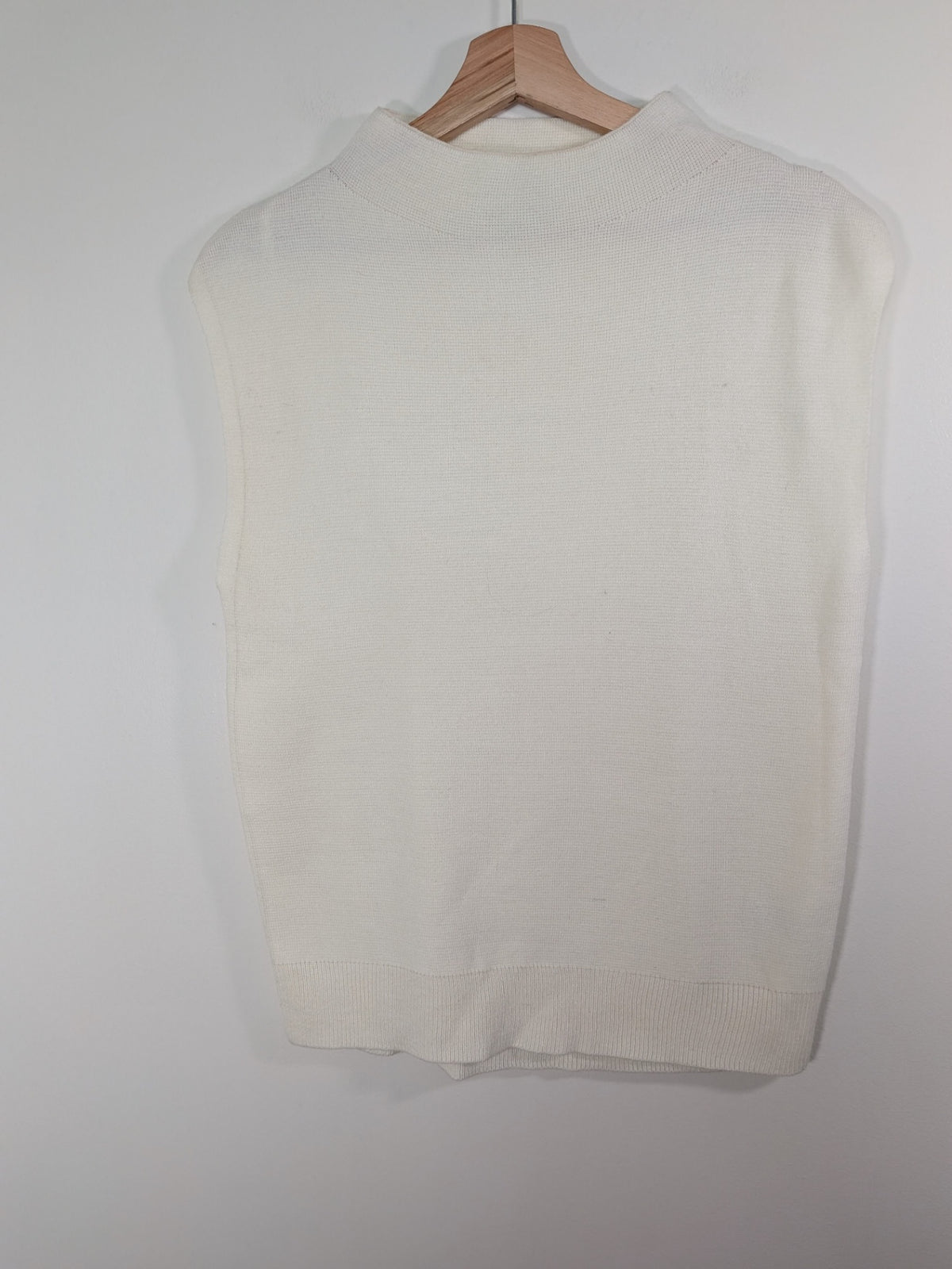 Ricki's cream sleeveless knit blouse - S