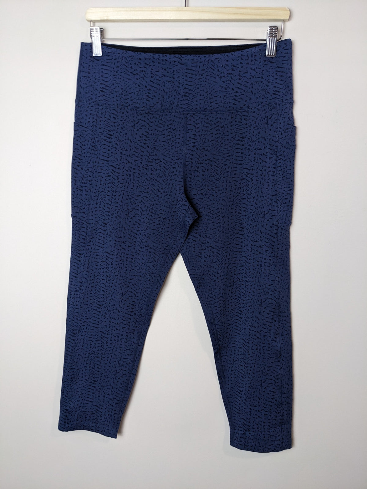 TUFF ATHLETICS Navy Patterned Capris - L