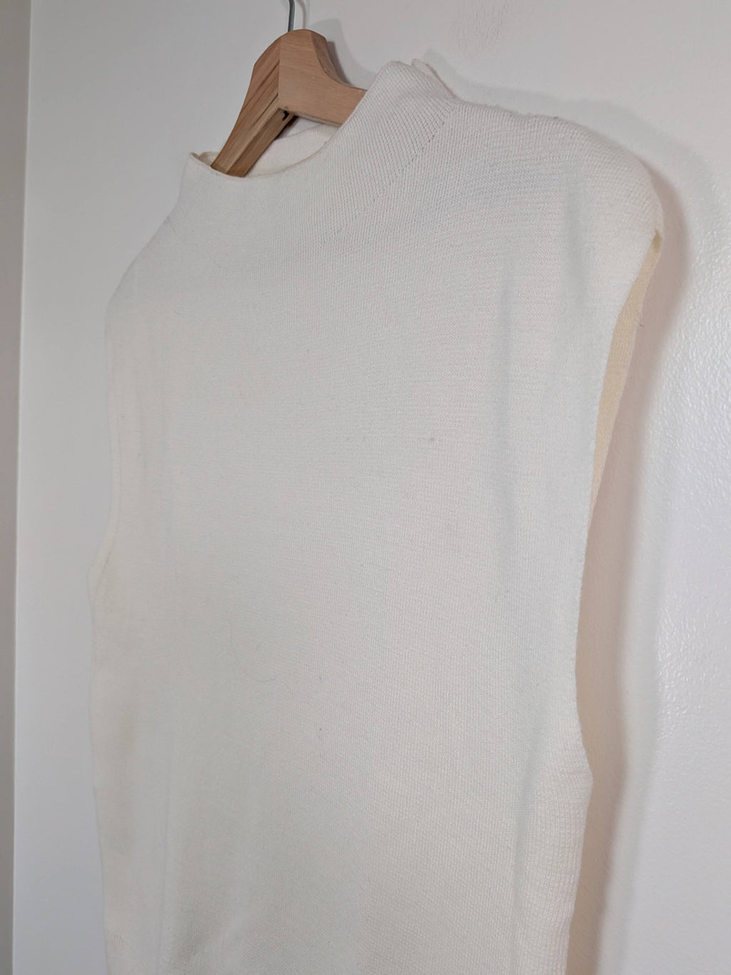 Ricki's cream sleeveless knit blouse - S