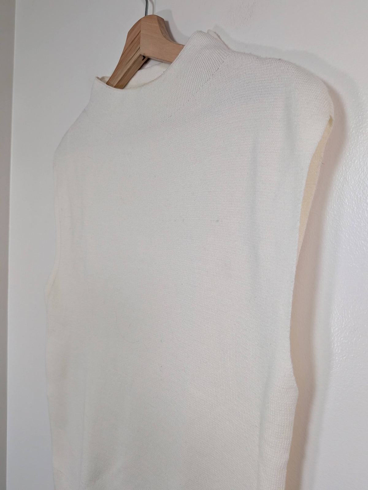 Ricki's cream sleeveless knit blouse - S