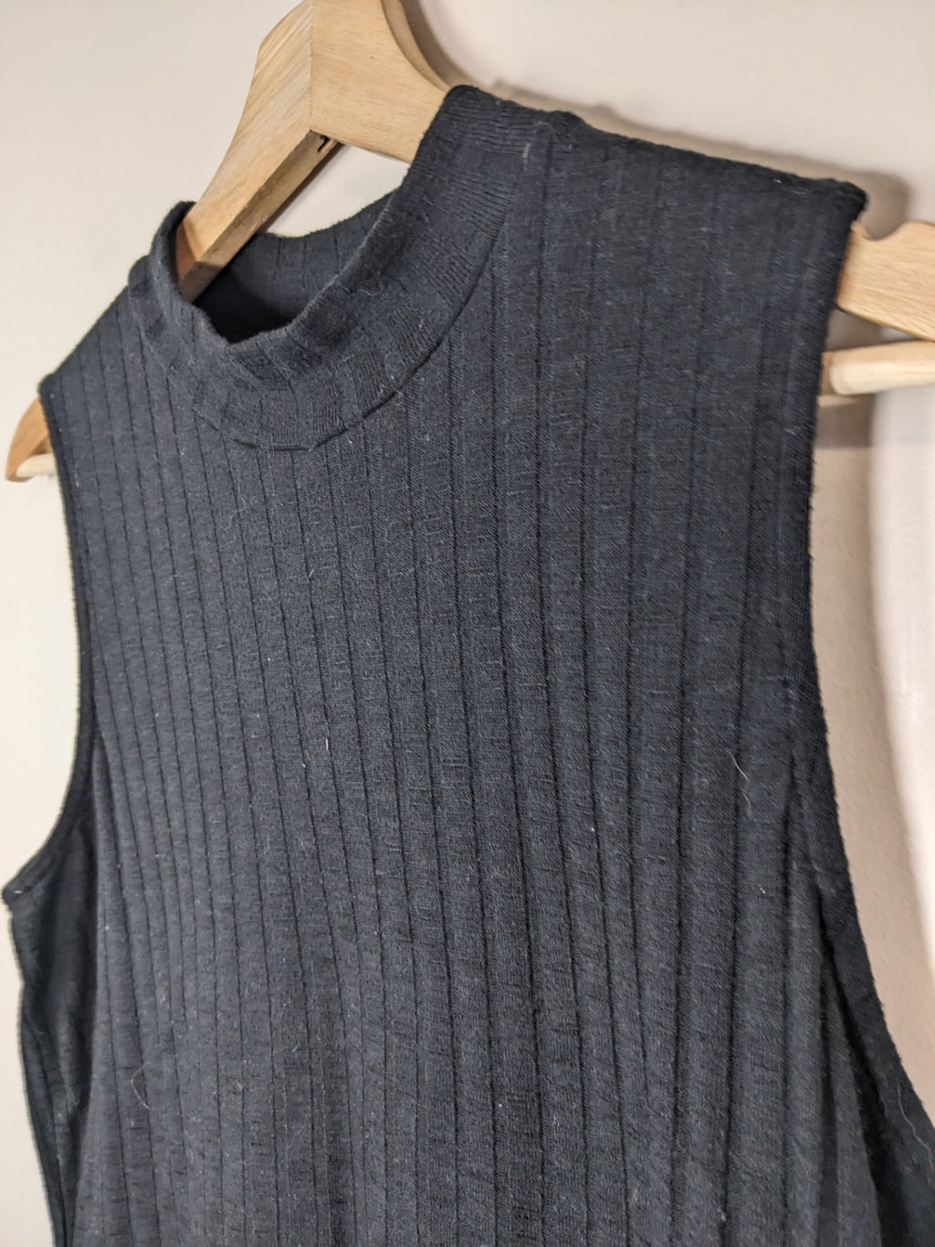 Ricki's Mock Neck Black Sleeveless Blouse - L