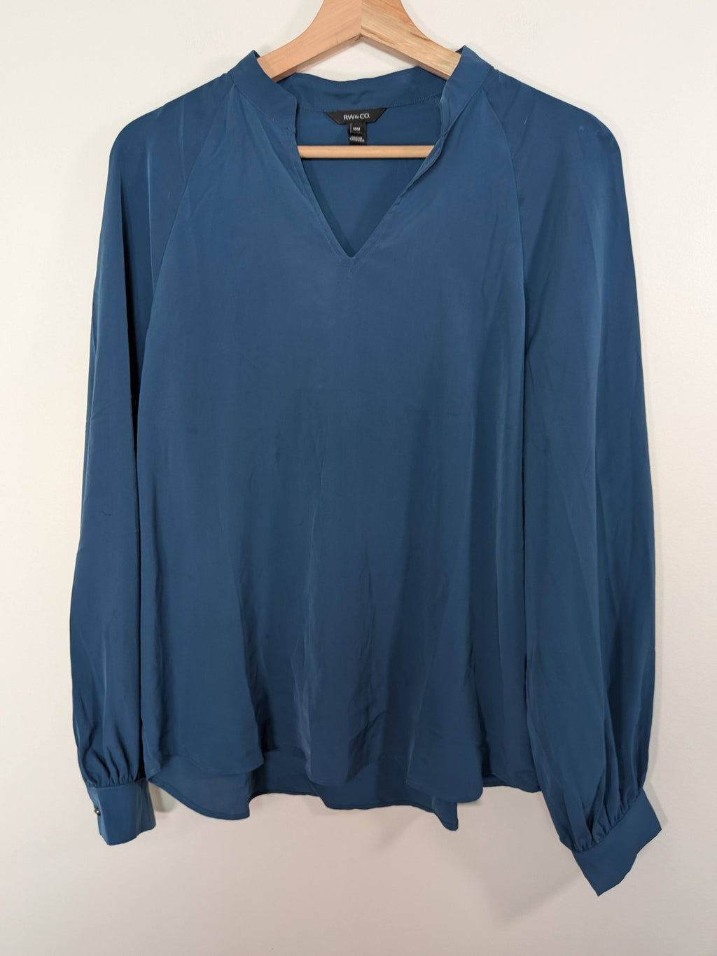 RW&Co. blue long-sleeve blouse  -M