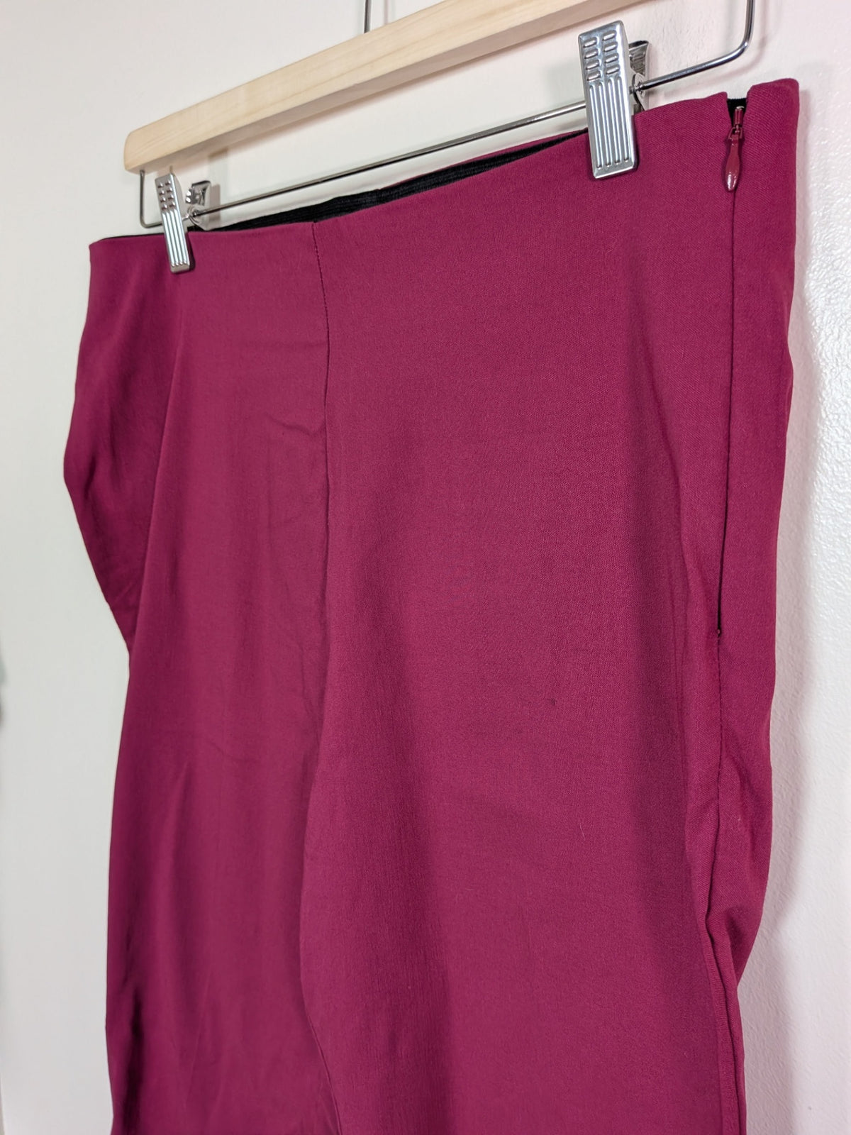Ricki's dark fuchsia pant - M