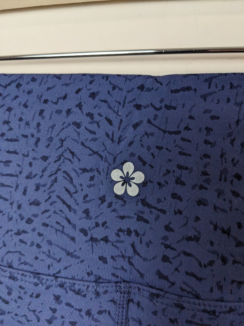 TUFF ATHLETICS Navy Patterned Capris - L