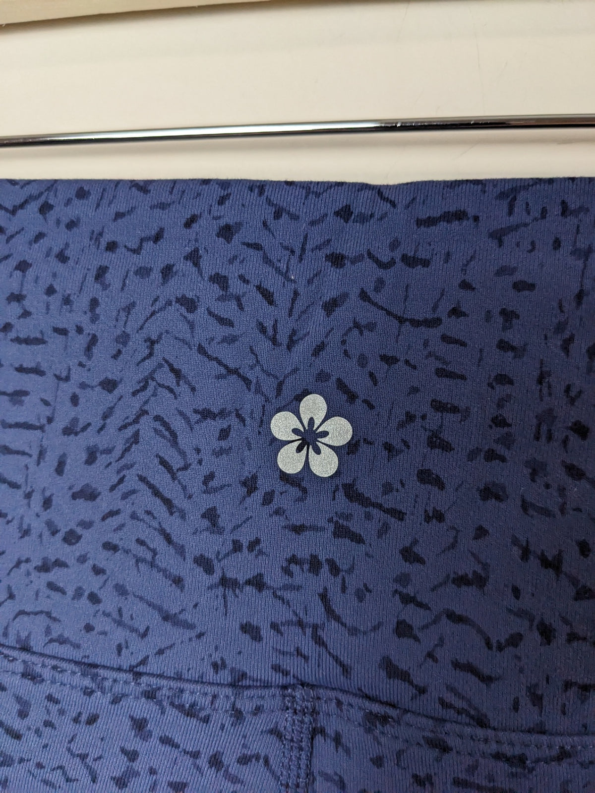 TUFF ATHLETICS Navy Patterned Capris - L