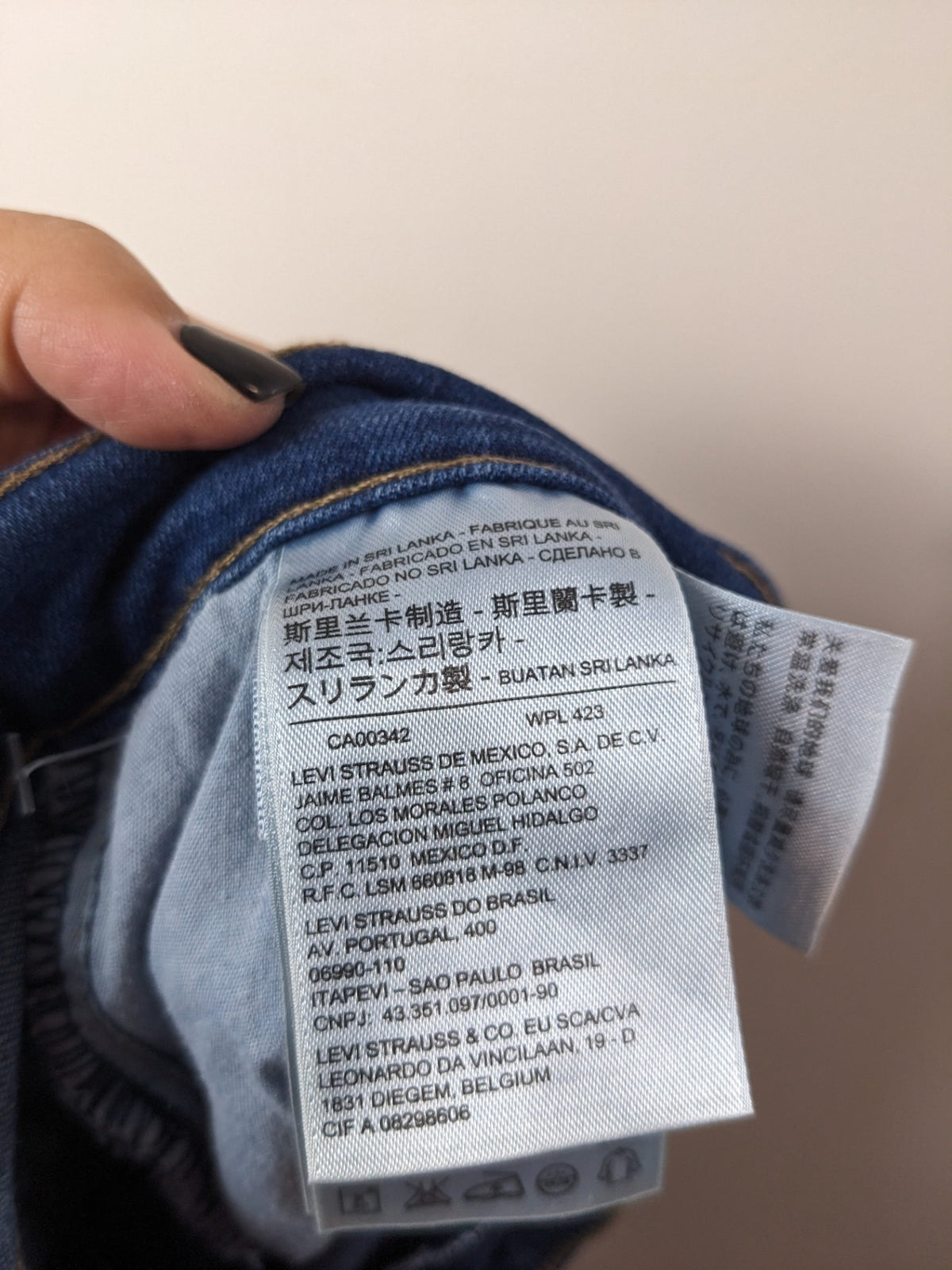 Levi's dark wash straight leg jeans - 29