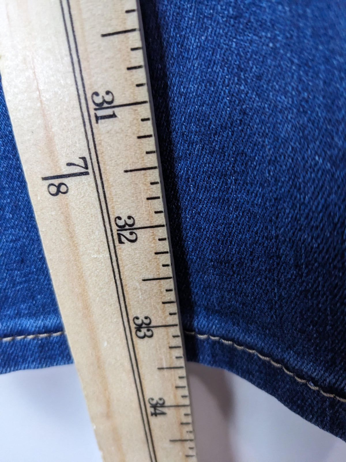 Levi's dark wash straight leg jeans - 29