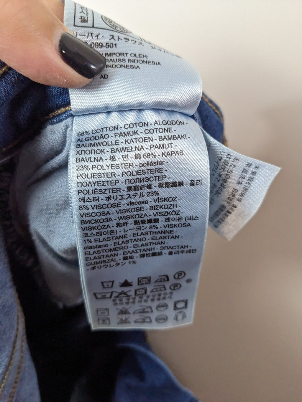 Levi's dark wash straight leg jeans - 29