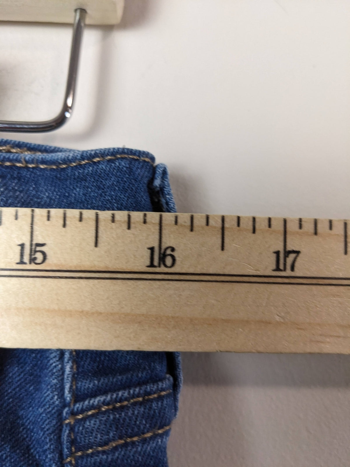 Levi's dark wash straight leg jeans - 29