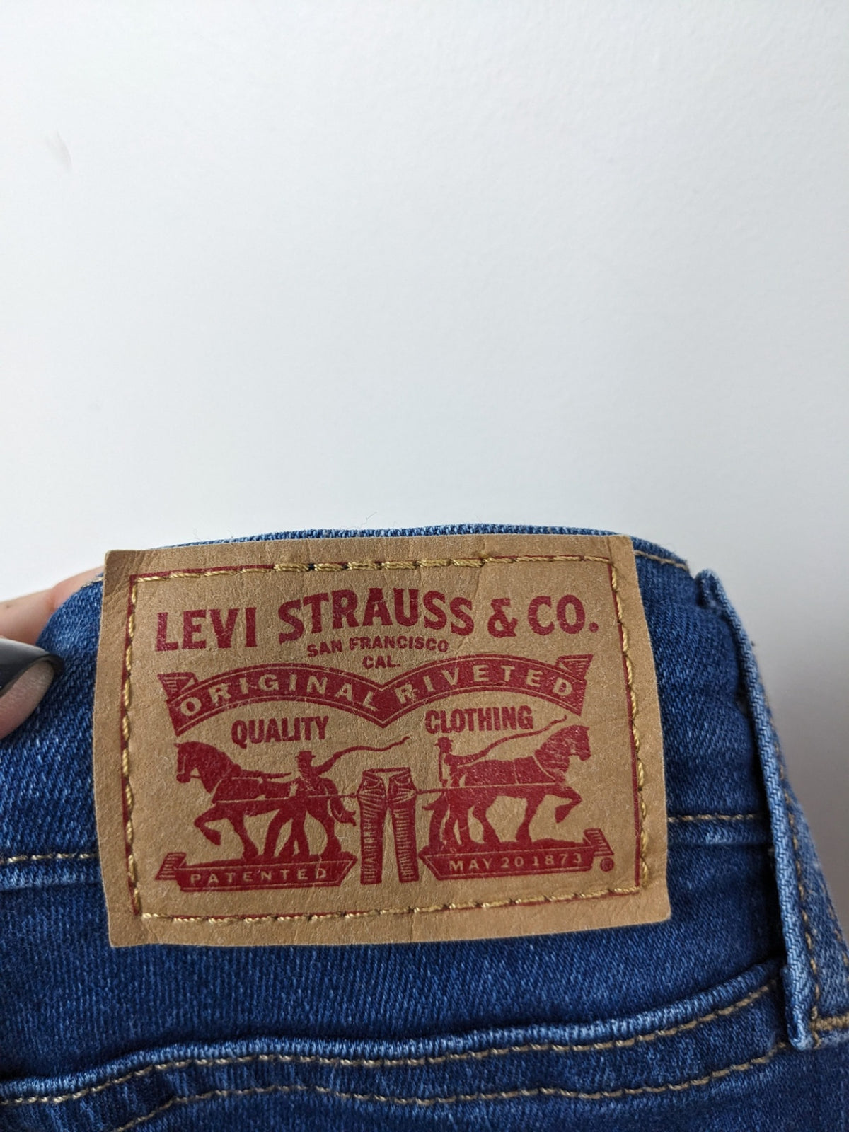 Levi's dark wash straight leg jeans - 29